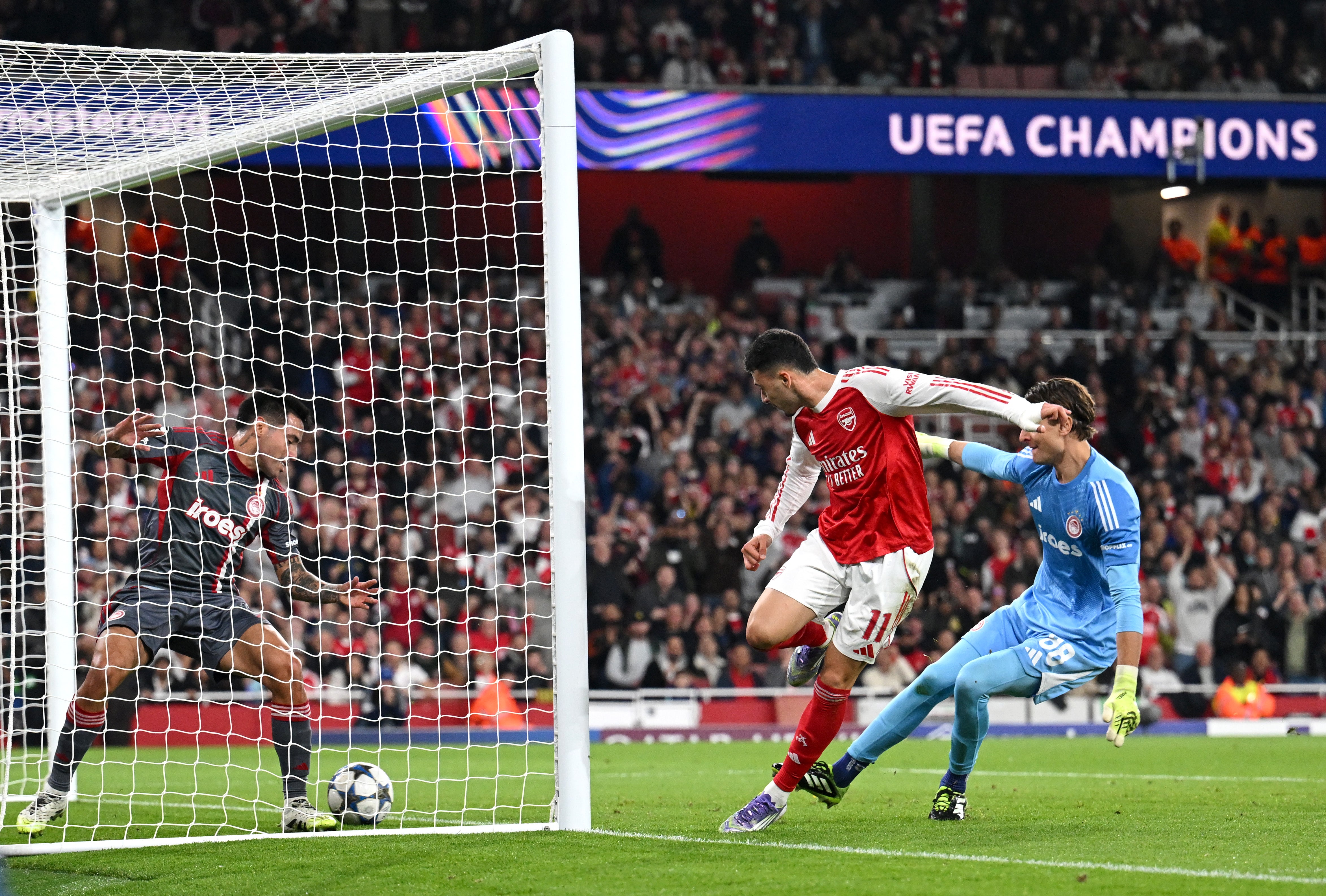 Gabriel Martinelli skóre pod tlakem Kostas Tzolakis