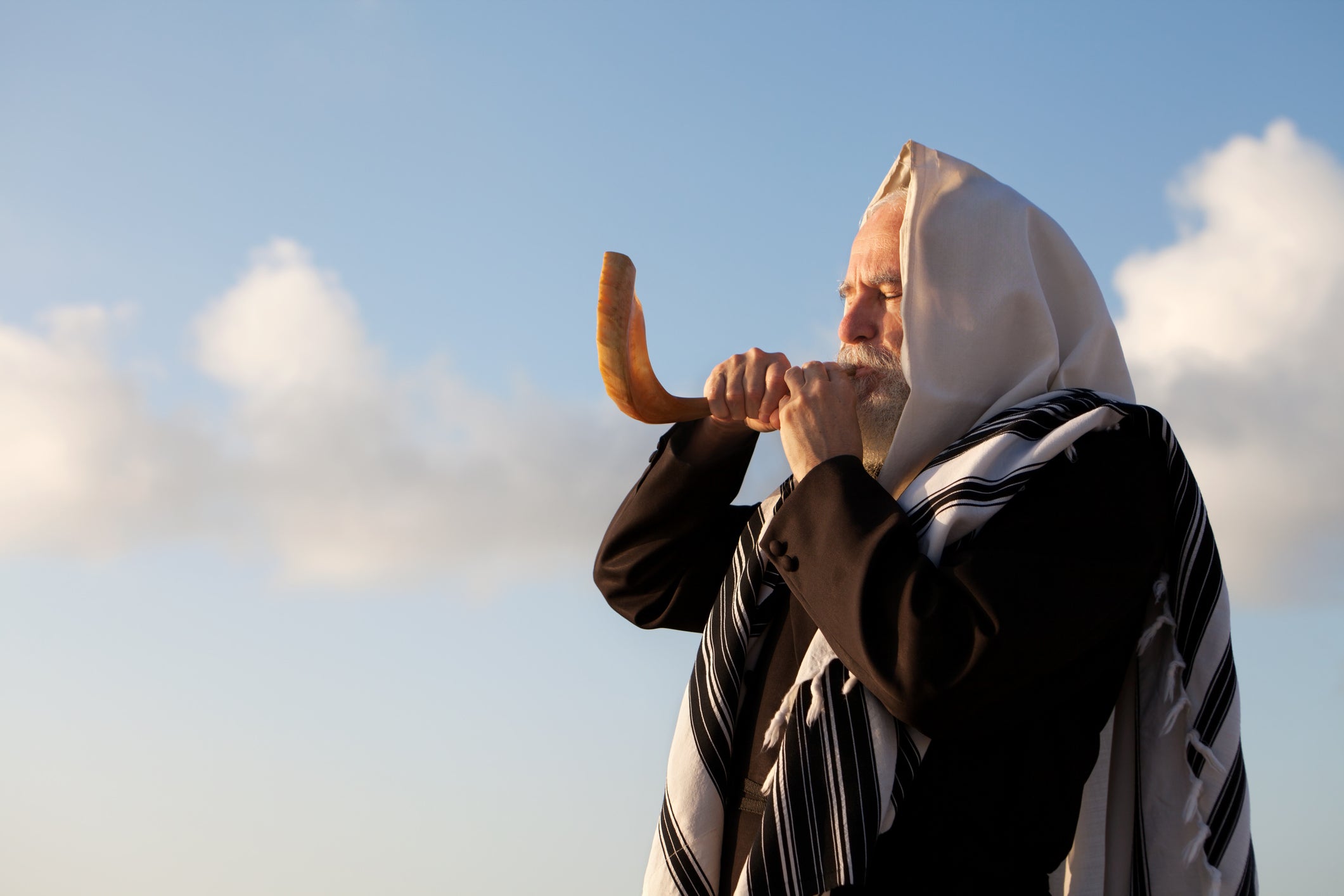 Rabbi blowing the shofar for Yom Kippur