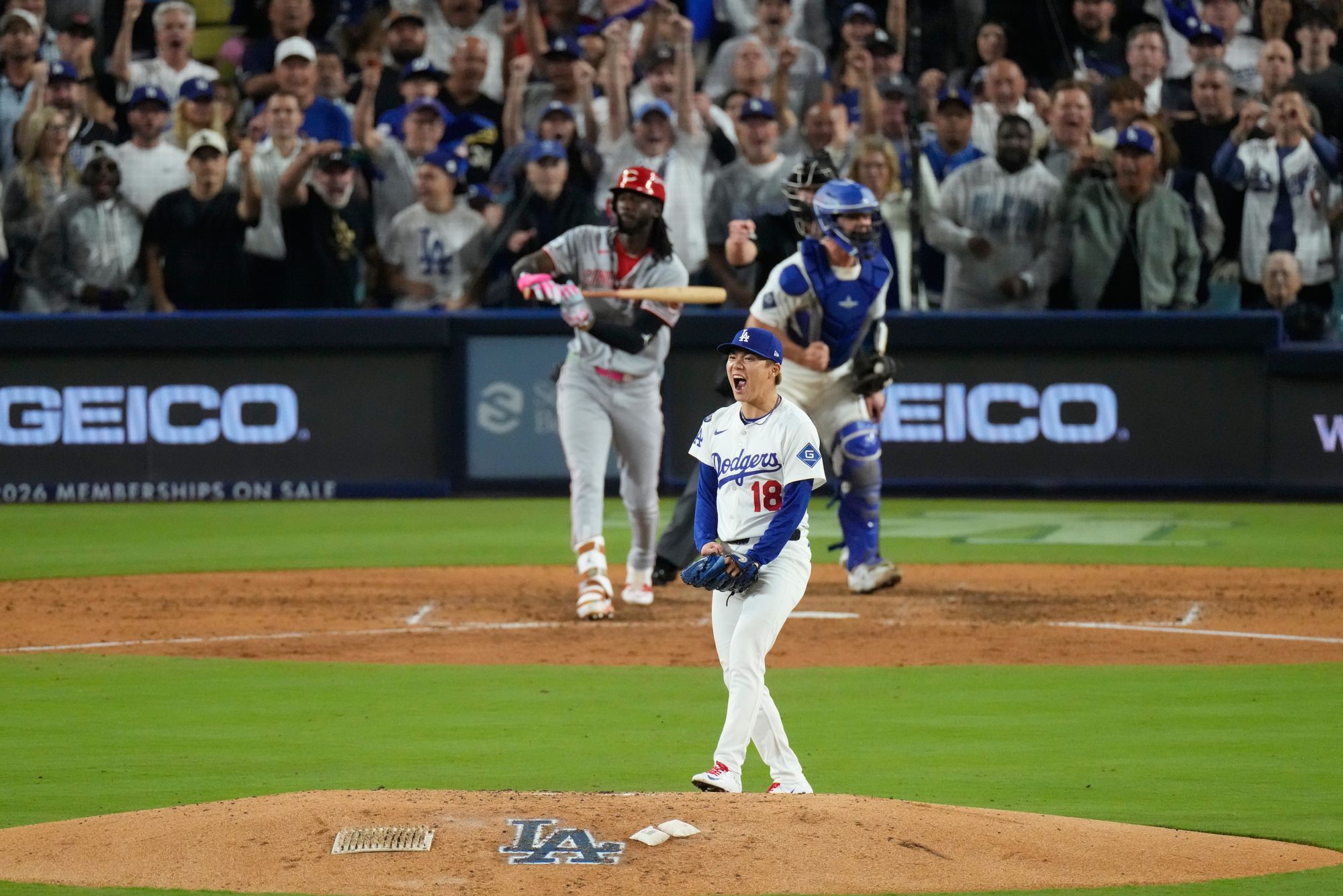 <p>Los Angeles Dodgers pitcher Yoshinobu Yamamoto strikes out Cincinnati Reds' Elly De La Cruz</p>