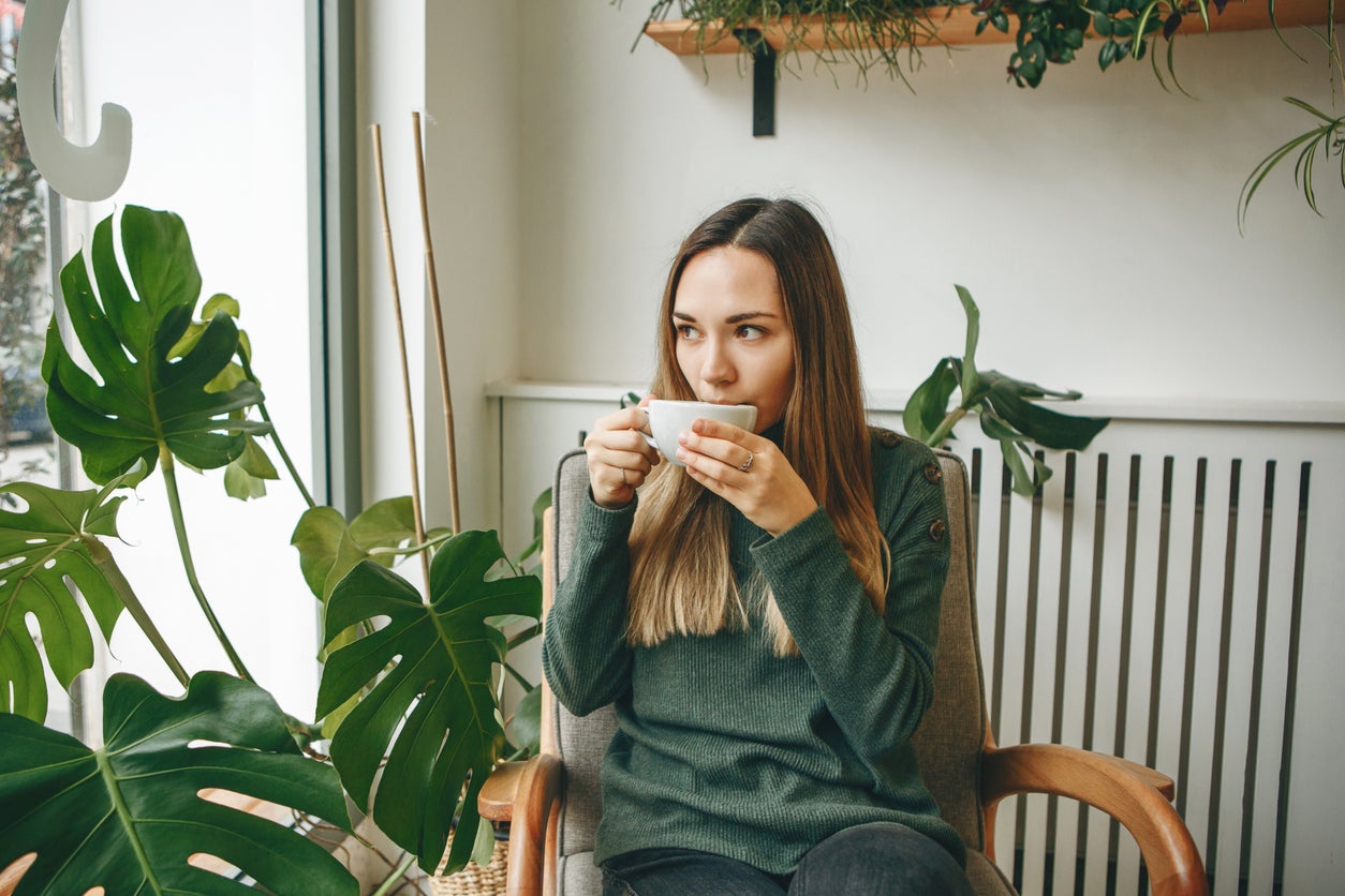 Drinking matcha and green tea offer similar health benefits. But one is better than the other for a quick energy boost