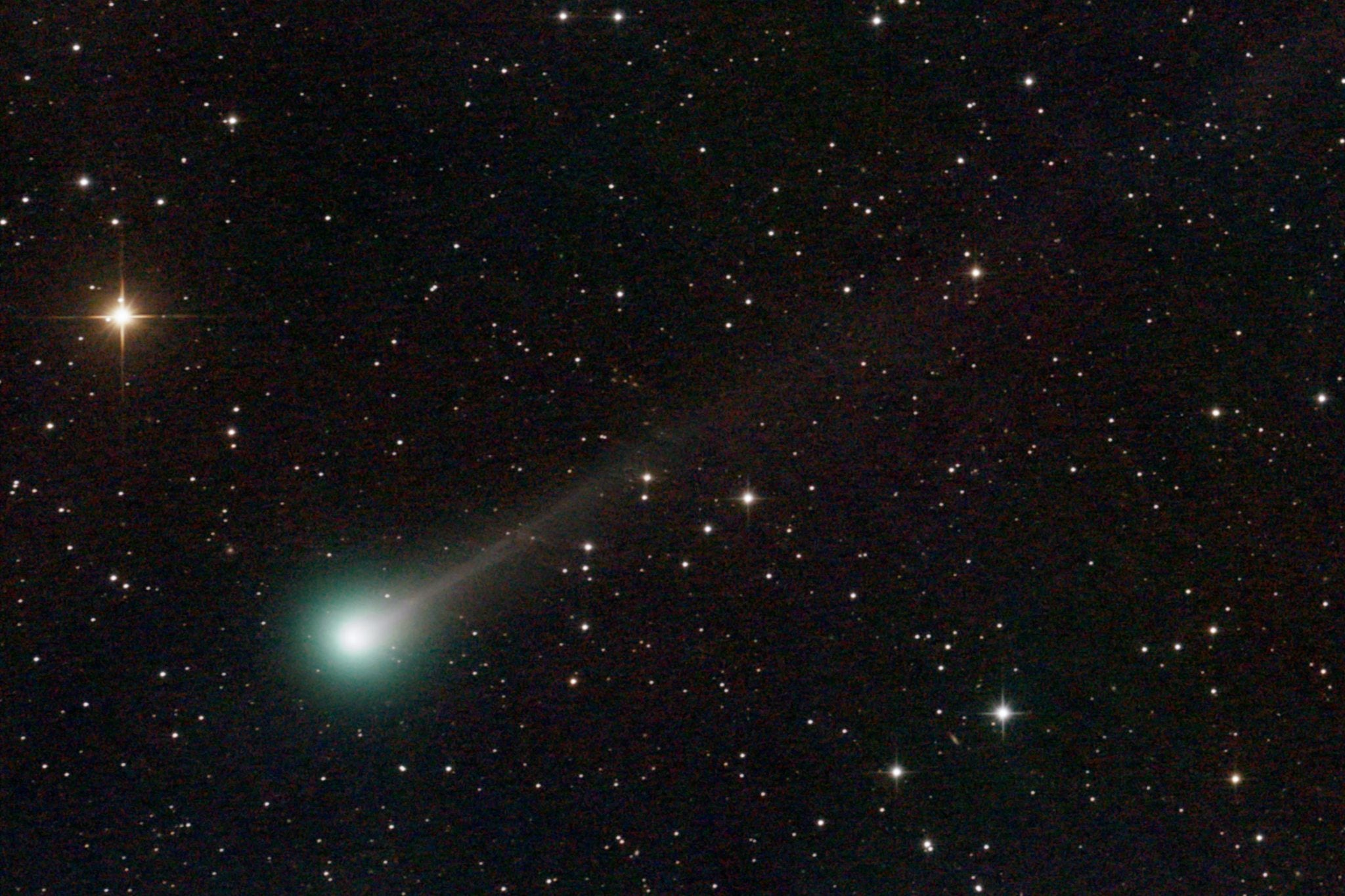<p>Two comets, Comet Lemmon and SWAN are currently close to earth and can be seen without equipment</p>