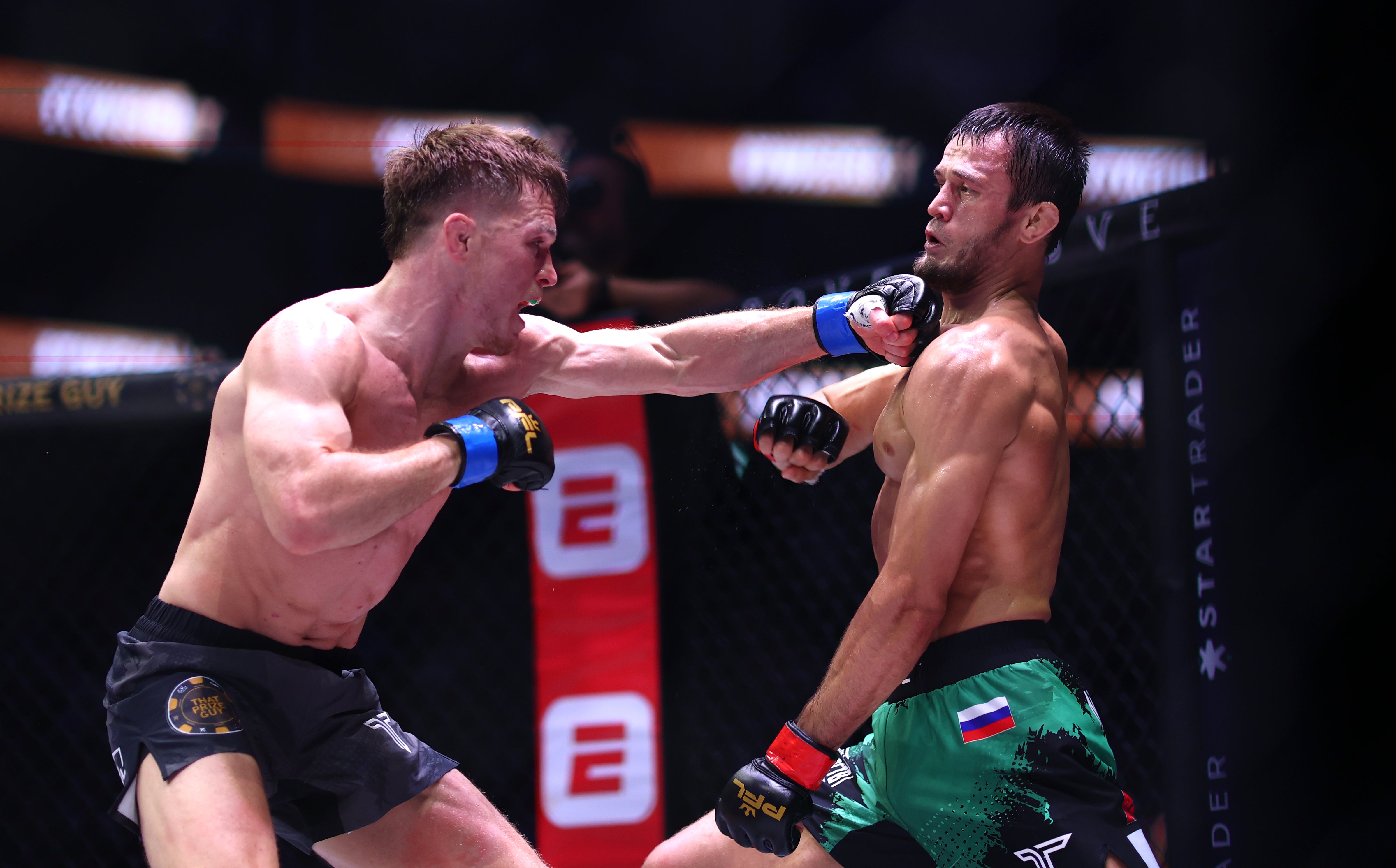 Paul Hughes (vlevo) a Usman Nurmagomedov napadli ještě blízký boj než jejich první střet