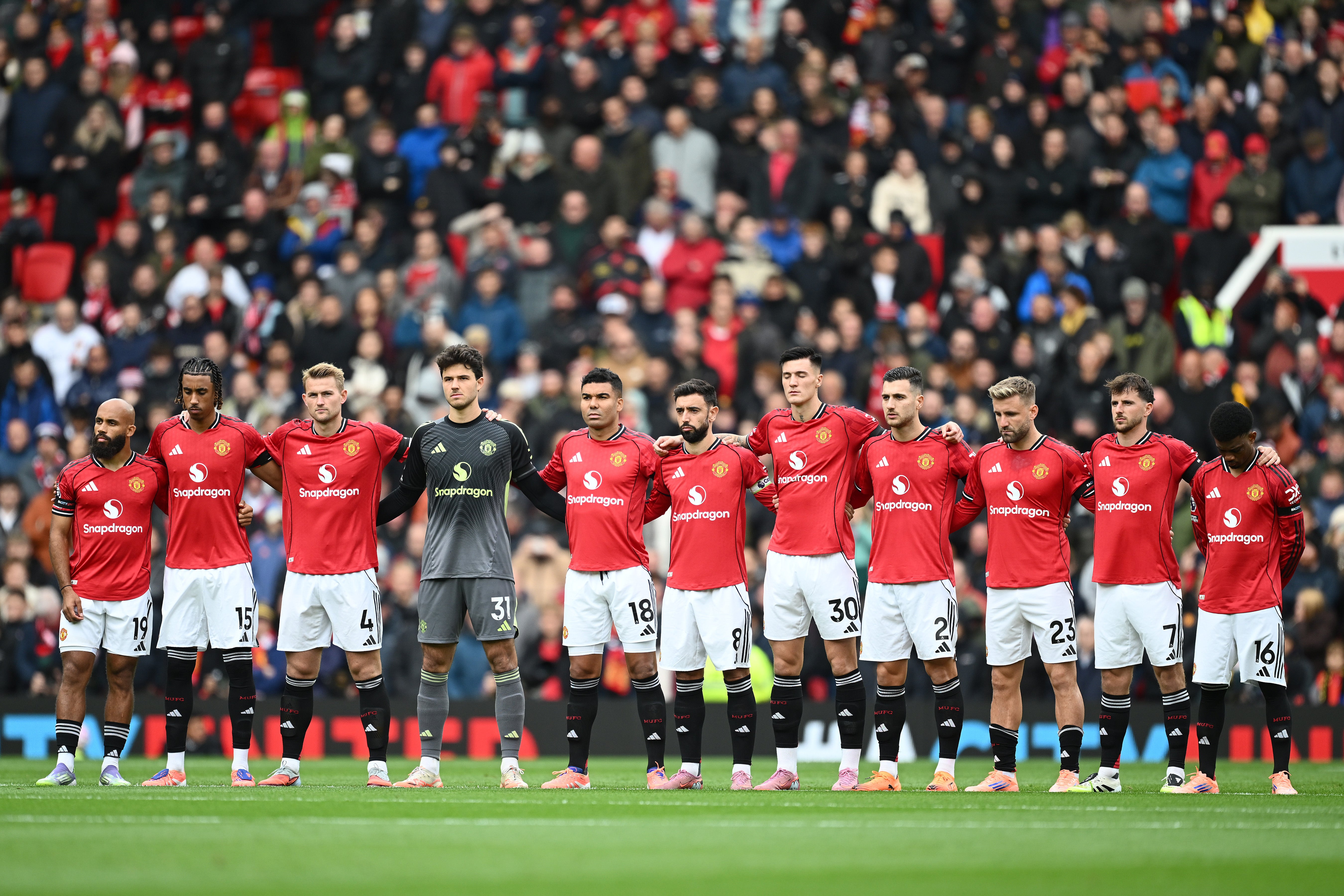 Muž United držel minutové ticho před střetem se Sunderlandem a hráči budou nosit černé náramky