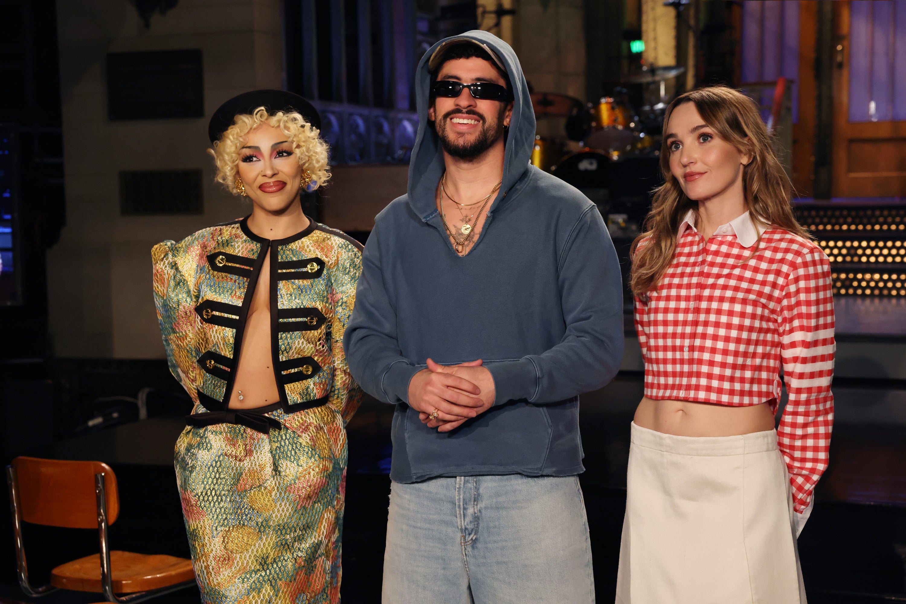 SNL Host Bad Bunny, centro, com o hóspede musical doja, à esquerda, e o membro do elenco Chloe Fineman