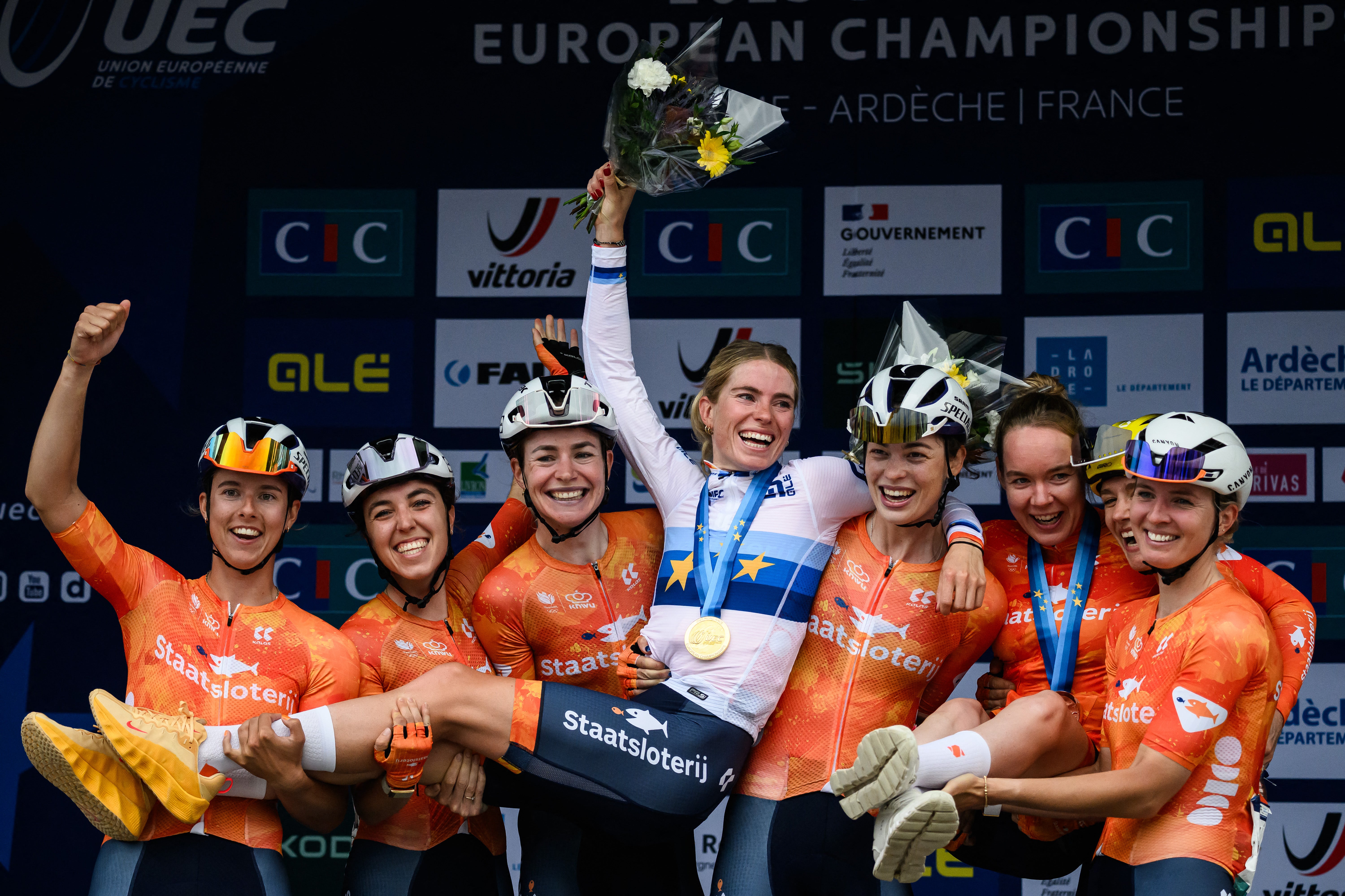 Vollering celebrated with bronze medallist Van der Breggen and the Dutch super-team
