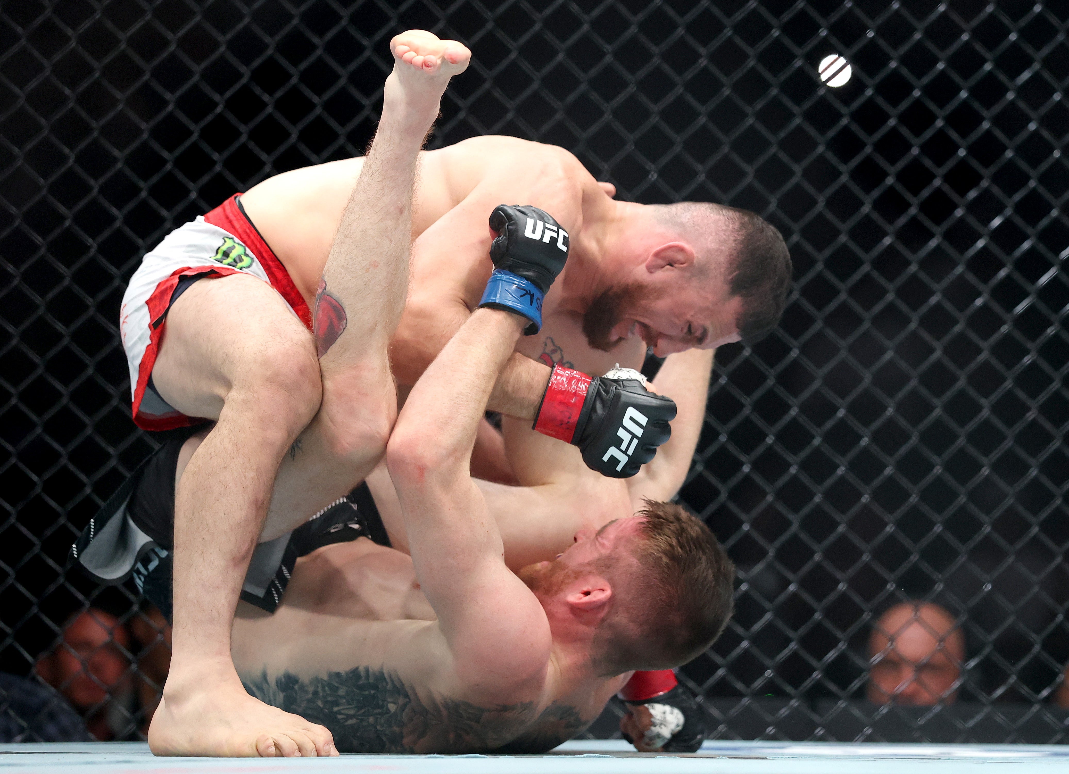 Merab Dvalishvili (nahoře) překonal Cory Sandhagen, aby si udržel pás Bantamweight