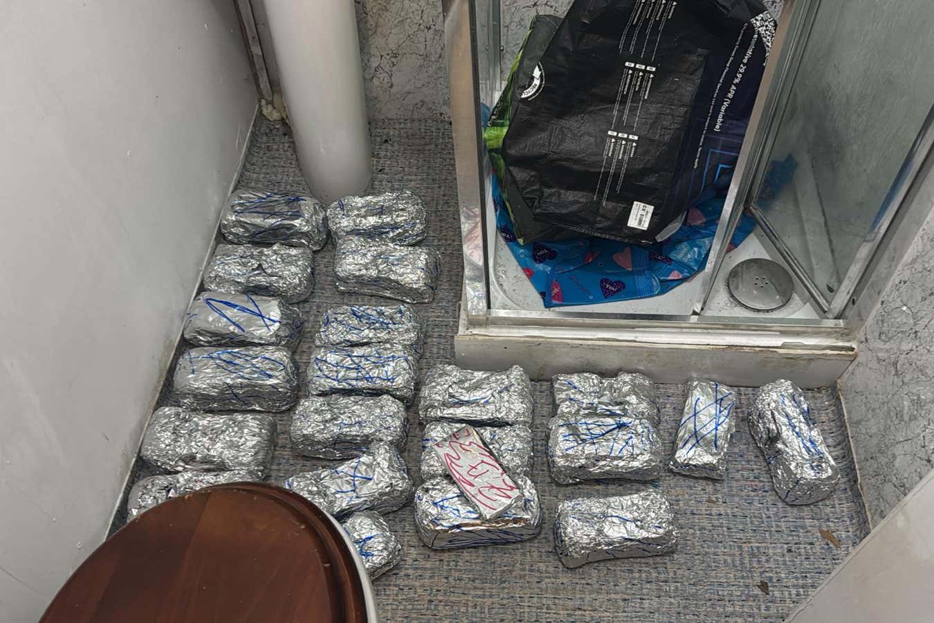 Seized stolen phones wrapped in tin foil (Metropolitan Police/PA)