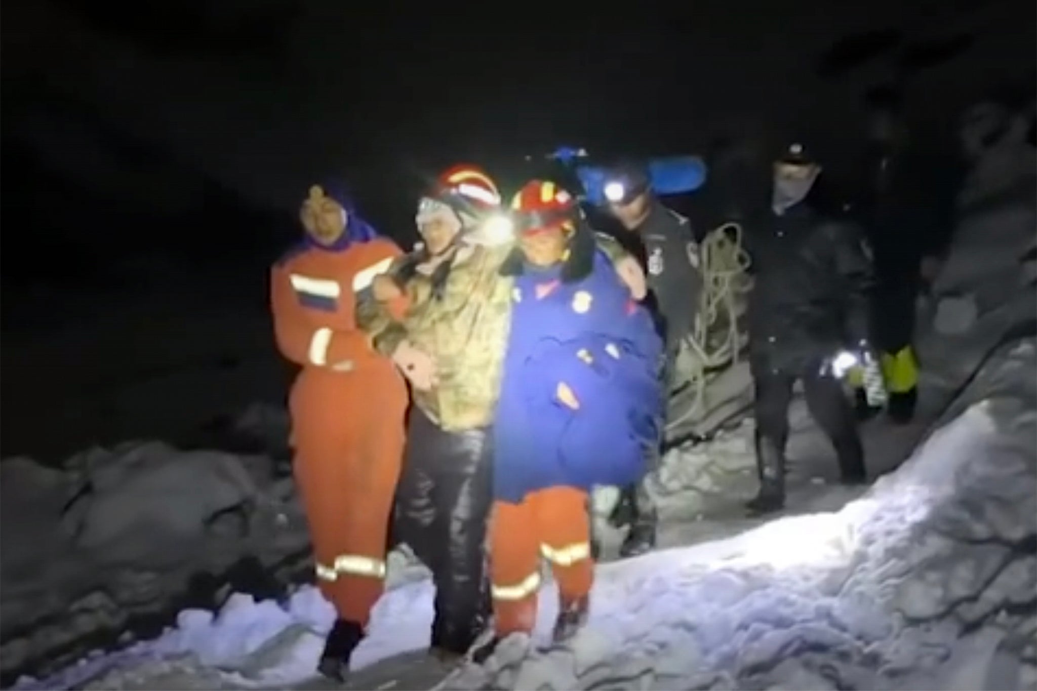 Hikers are rescued in Karma Valley, which leads to the eastern Kangshung face of Everest, during a snowstorm which has trapped hundreds of hikersgrab from Tibet Firefighting Department/BBC