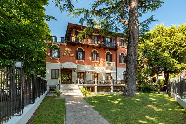 Escape to the Lido island and stay in this Venetian villa