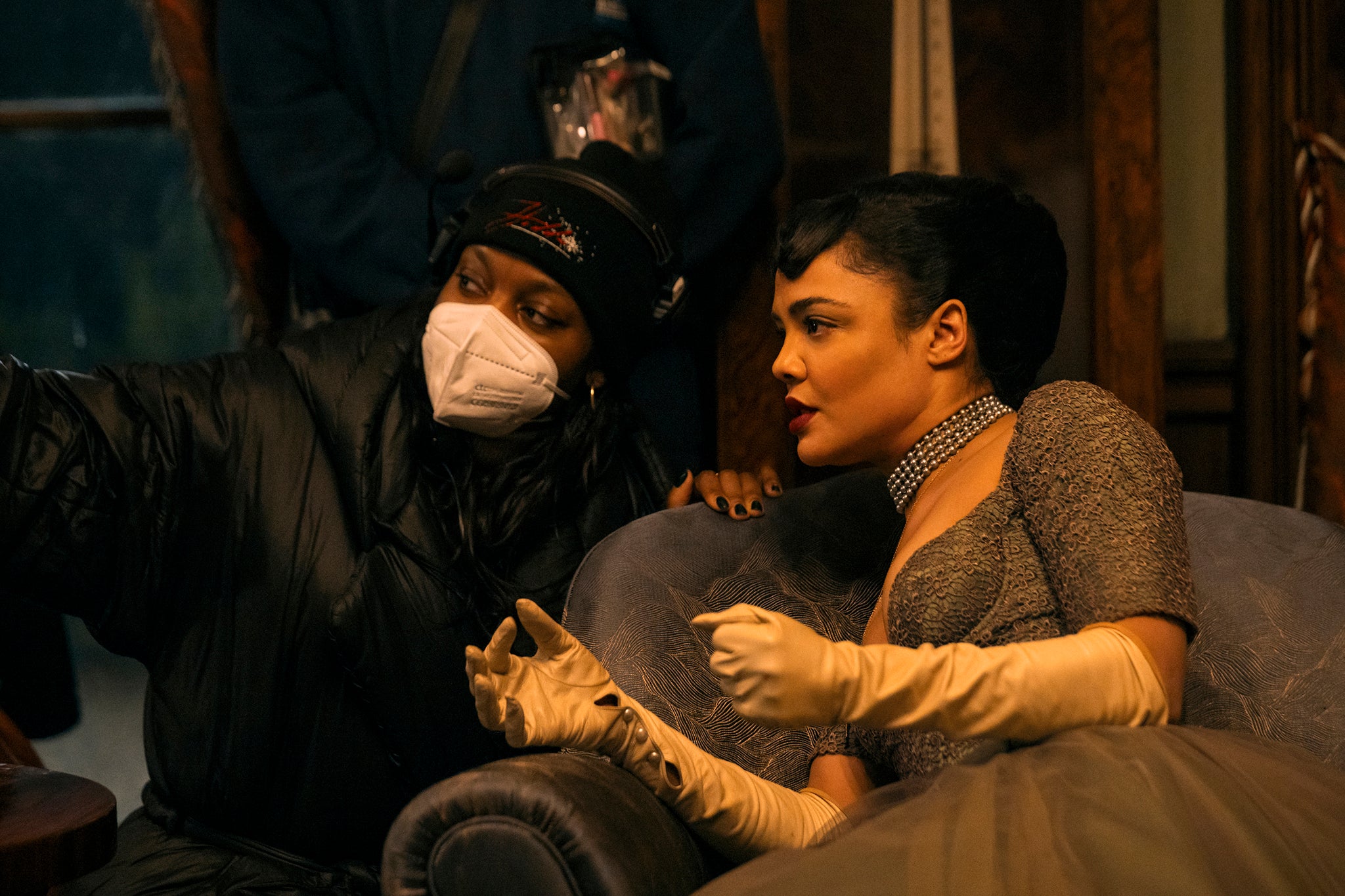 Nia DaCosta directs Thompson on the set of ‘Hedda’