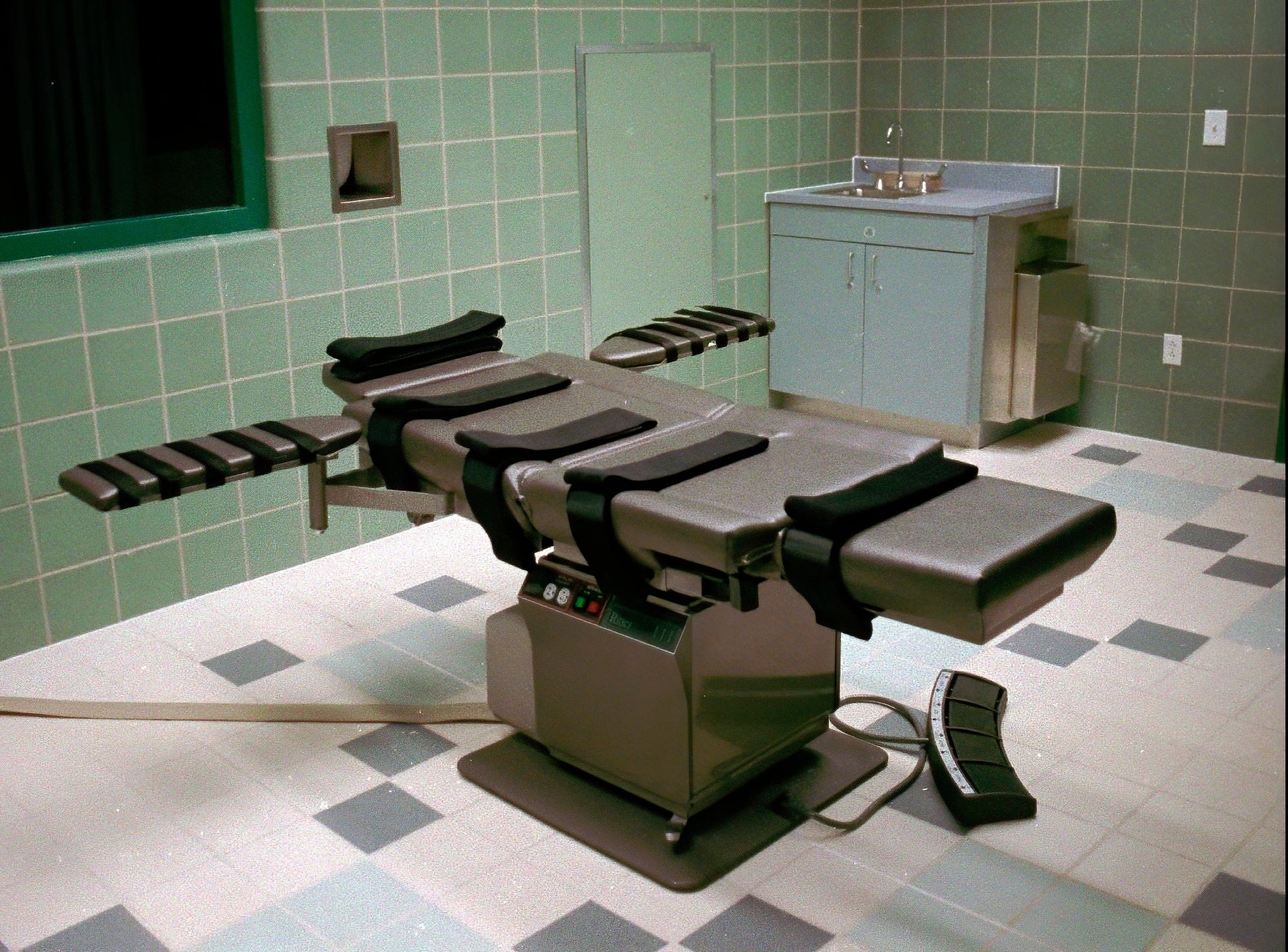 The interior of the U.S. Penitentiary execution room is seen March 22, 1995, in Terre Haute, Ind. (AP Photo/Chuck Robinson, File)