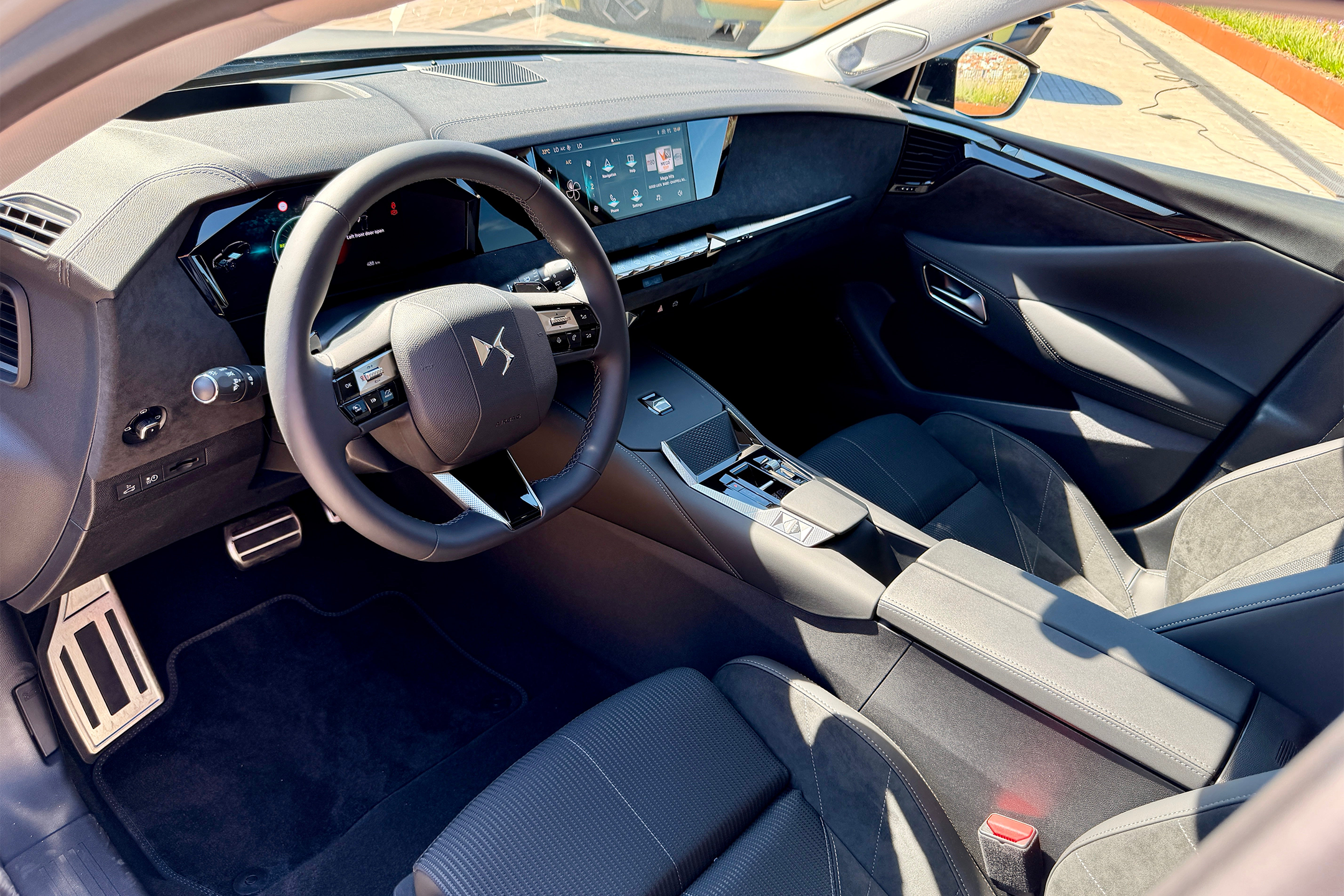 There's plenty of decent tech inside the DS No.4 including a touchscreen neatly integrated into the dash