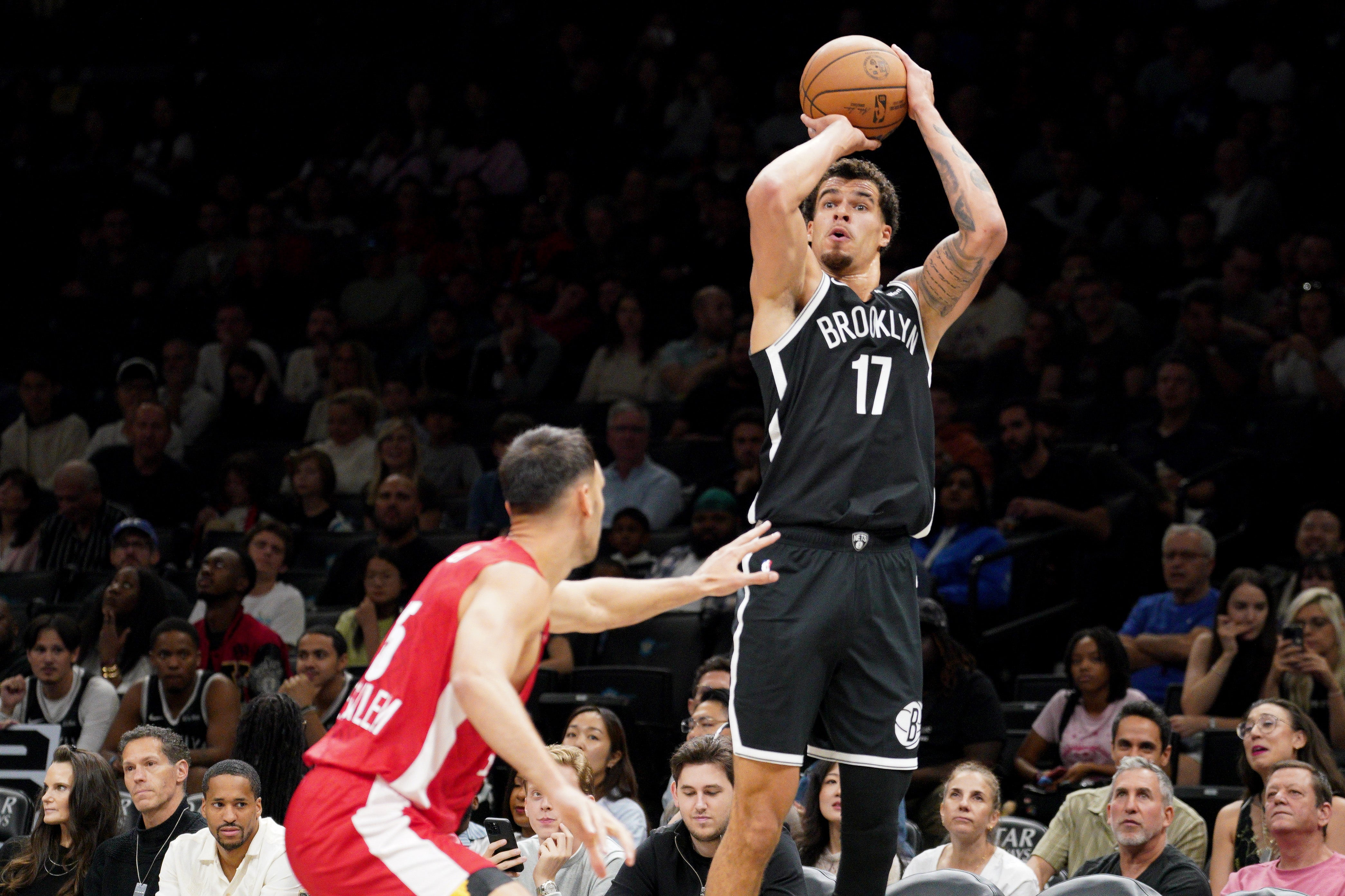 Michael Porter Jr. #17 z Brooklyn Nets střílí během první poloviny předvolebního zápasu mezi Brooklynskými sítěmi a Hapoel Jeruzalém BC