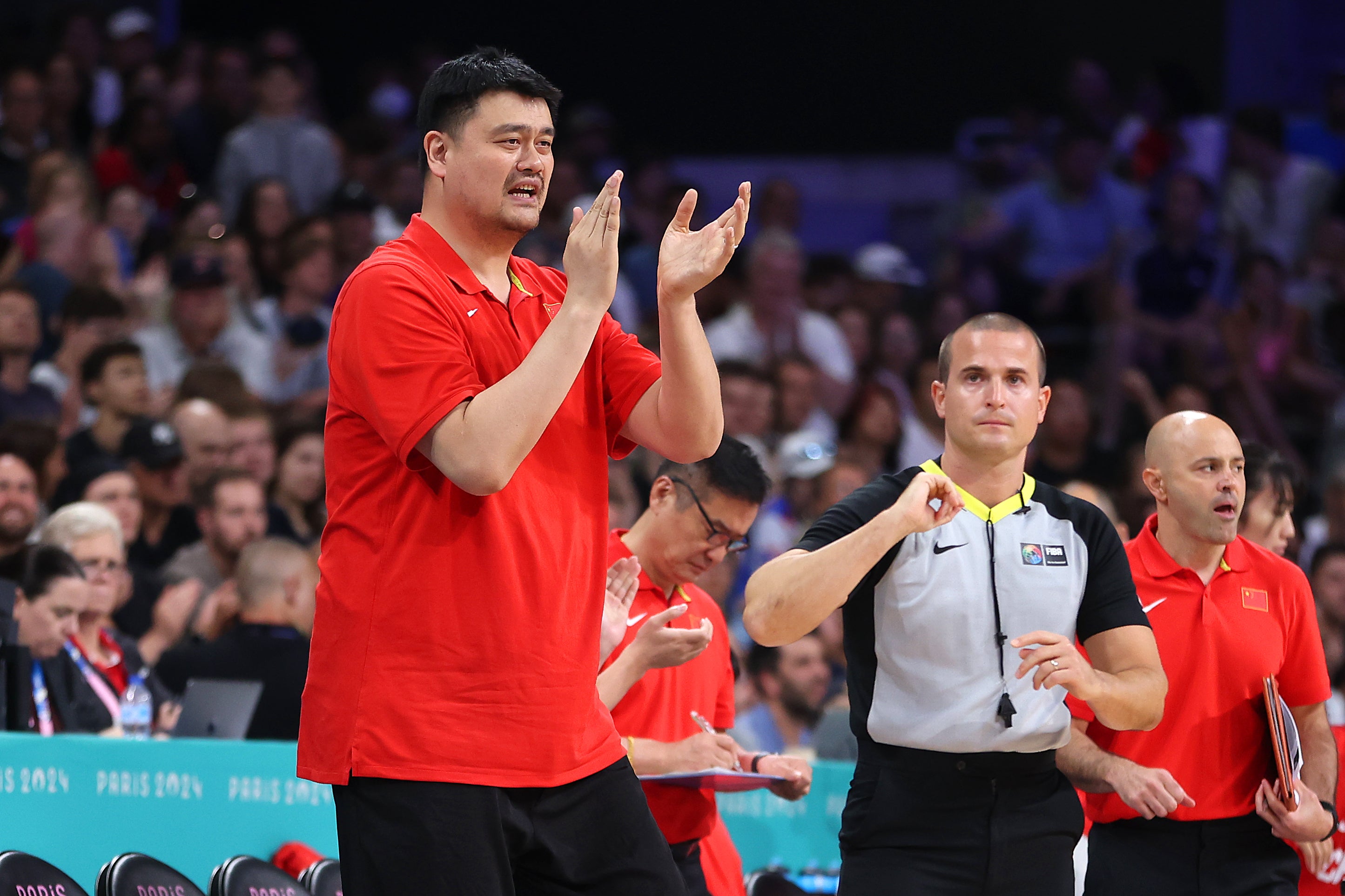 Yao Ming reaguje během fáze ženské skupiny - zápas skupiny A mezi čínskou republikou týmu a týmem Srbsko v pět olympijských hrách Paříž 2024 v Stade Pierre Mauroy 31. července 2024 v Lille ve Francii. (Foto od Gregory Shamus/Getty Images)
