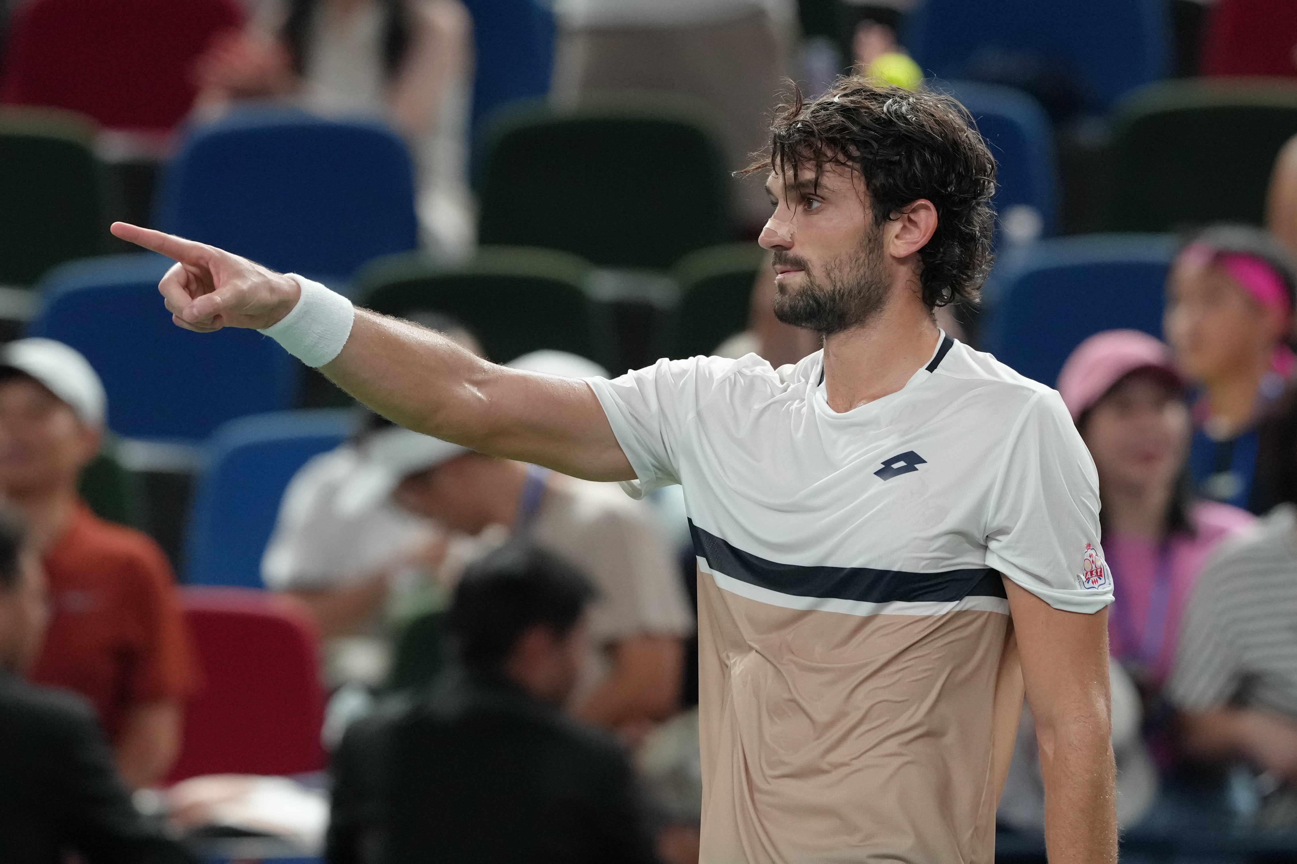 Vacherot také oslavil své vítězství tím, že ukázal na Rinderknech, který sledoval soudy