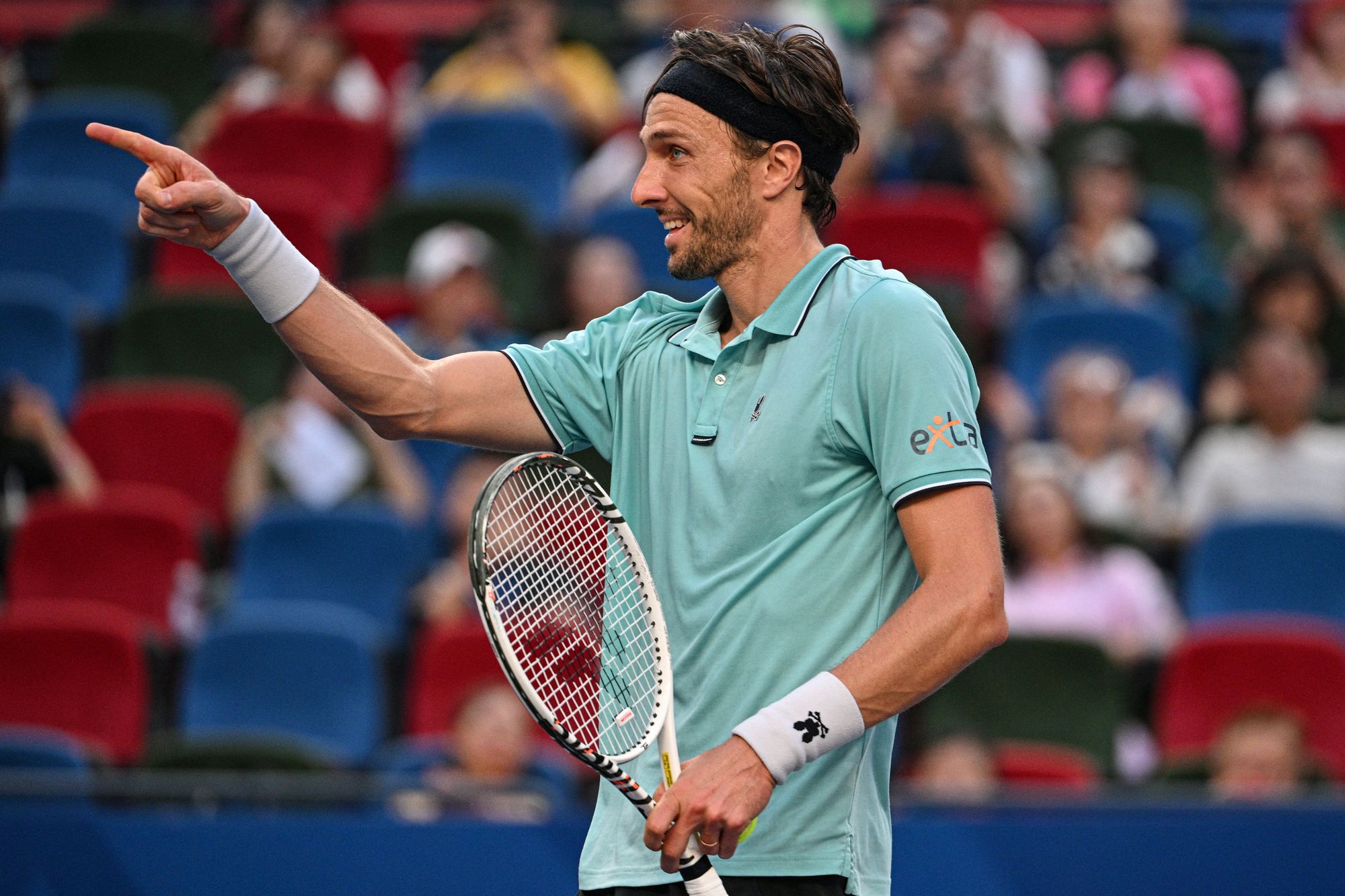 Francie Arthur Rinderknech oslavil své vítězství tím, že ukázal na svého bratrance Valentina Vacherota