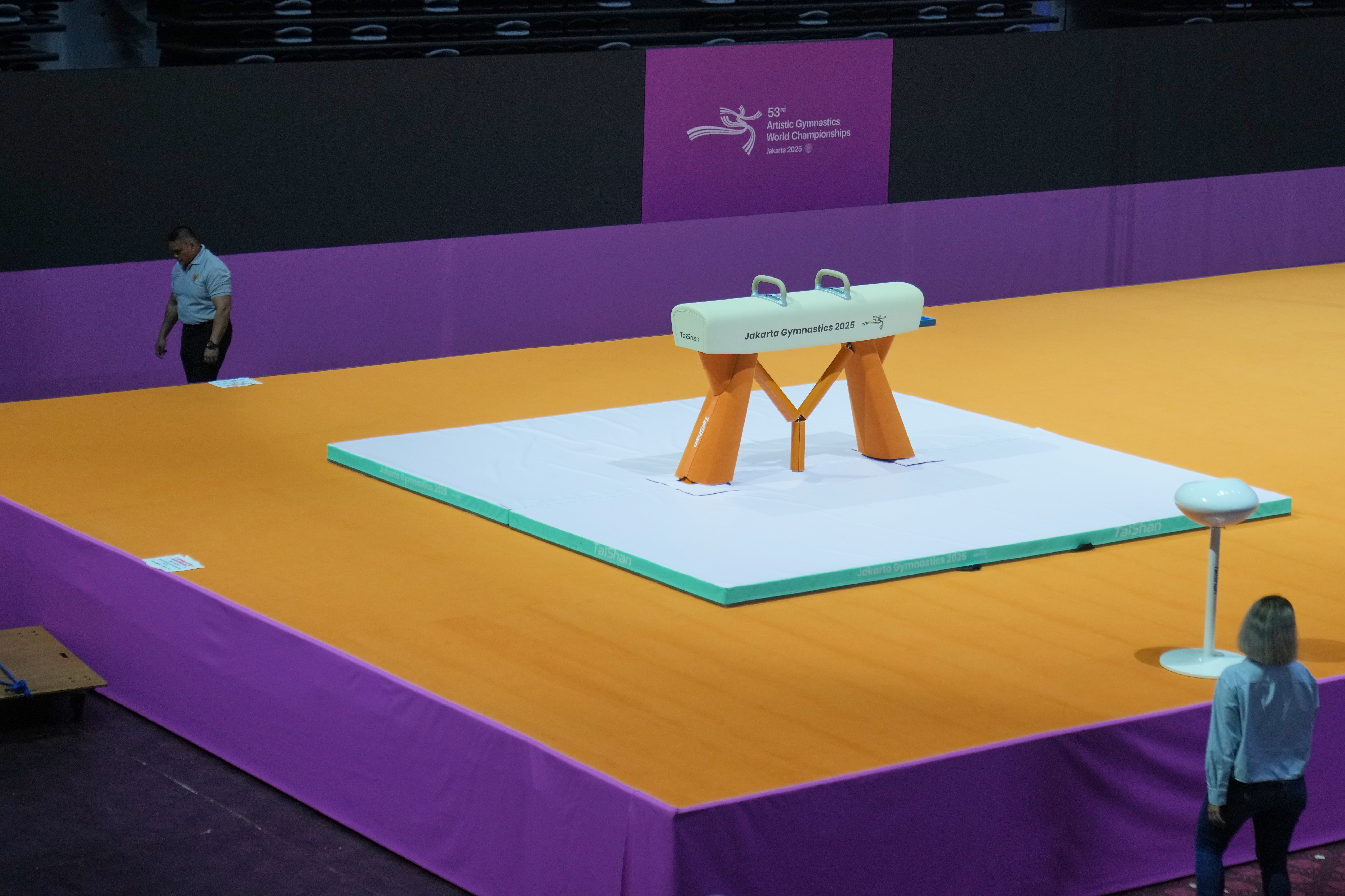 Bezpečnostní stráž projde kolem koníka na místě připravovaného na mistrovství světa v umělecké gymnastice v Indonesia Arena v Jakartě, Indonésie, pátek 10. října 2025. (AP Photo/Dita Alangkara) World Gymnastics Israel
