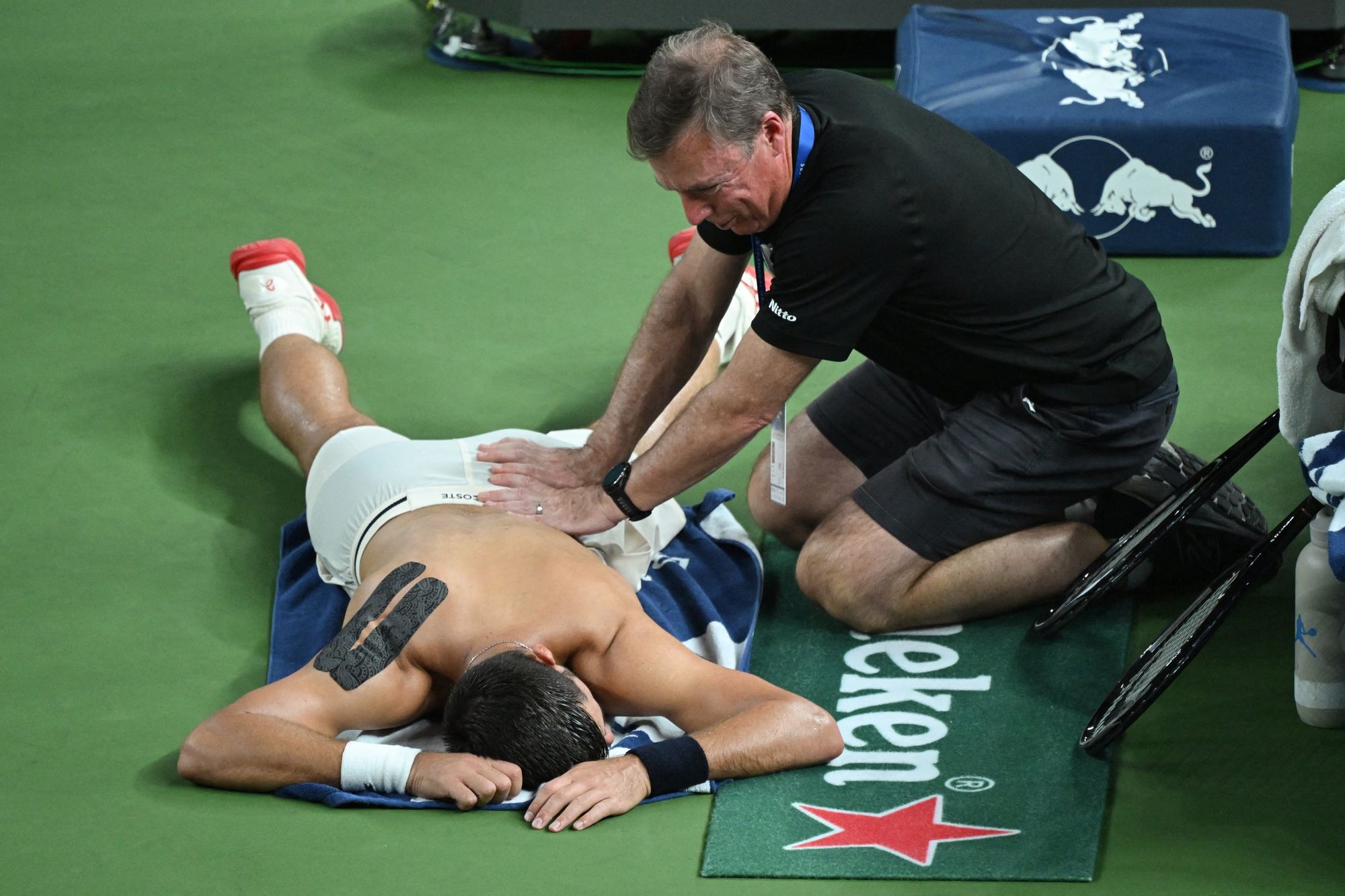 Djokovic je během semifinále ošetřen fyzikou