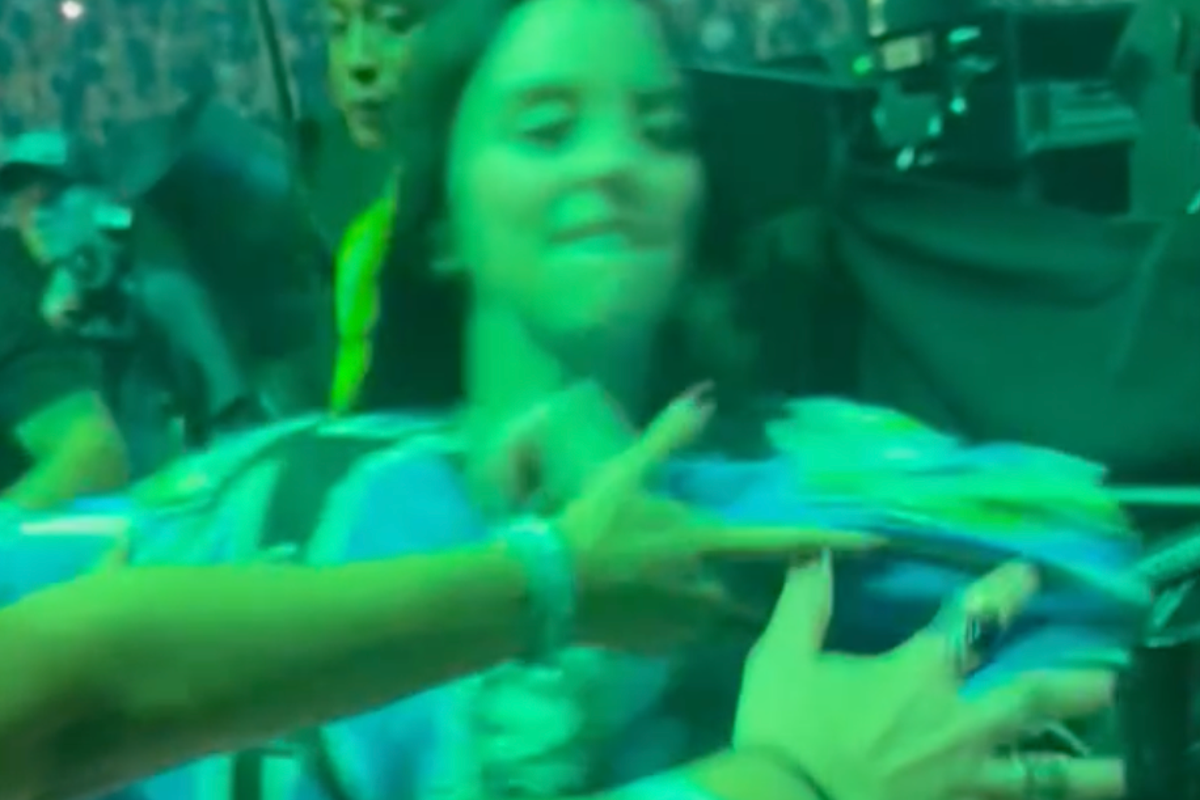 Image for article Girl in red bandana goes viral for hero reaction to Billie Eilish concert incident