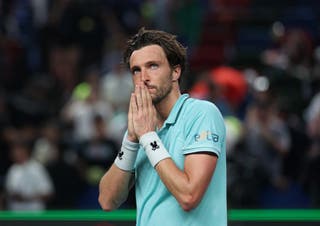 Arthur Rinderknech slaví poté, co vyhrál svůj zápas proti ruskému Daniiil Medveděv