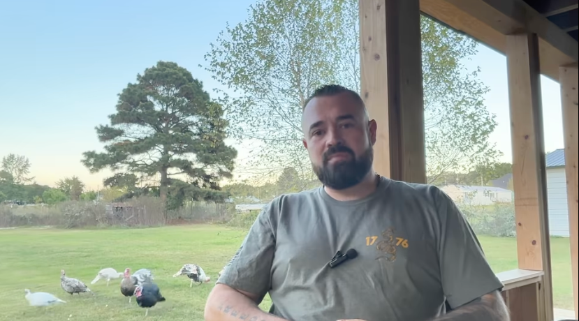 Aaron Spencer declara o desejo de ser candidato a xerife do condado após acusações de atirar em sua filha estupradora