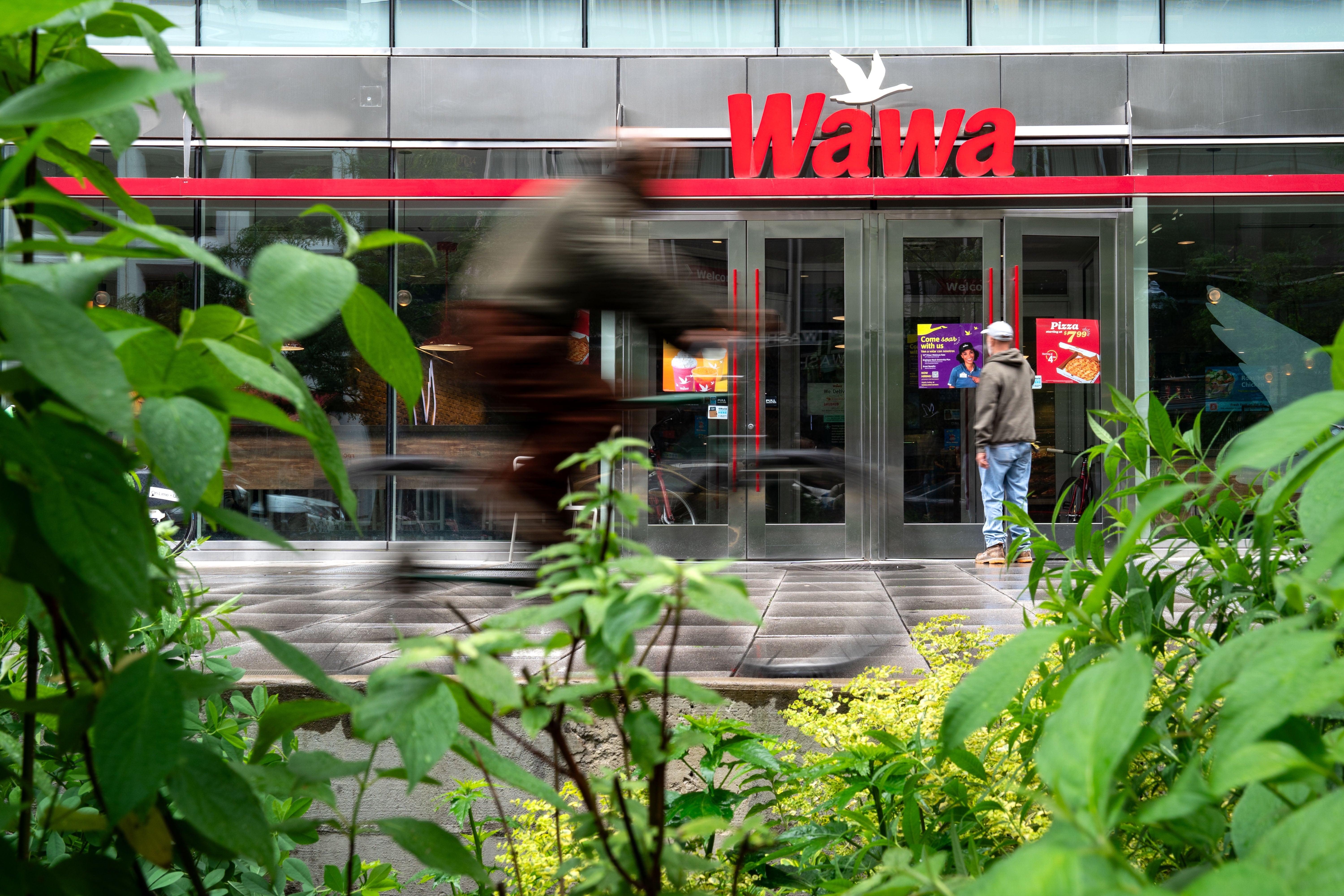 Wawa, which had been in the top spot, held its rating steady but moved to second place.