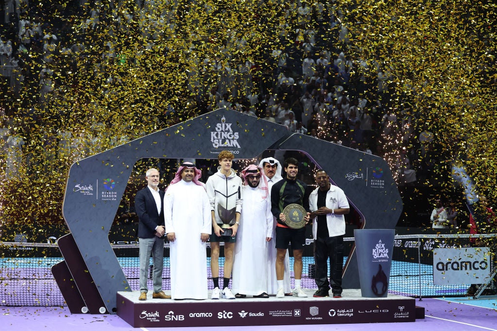 Jannik Sinner porazil Carlosa Alcaraza, aby vyhrál v loňské sezóně Slam Slam Six Kings