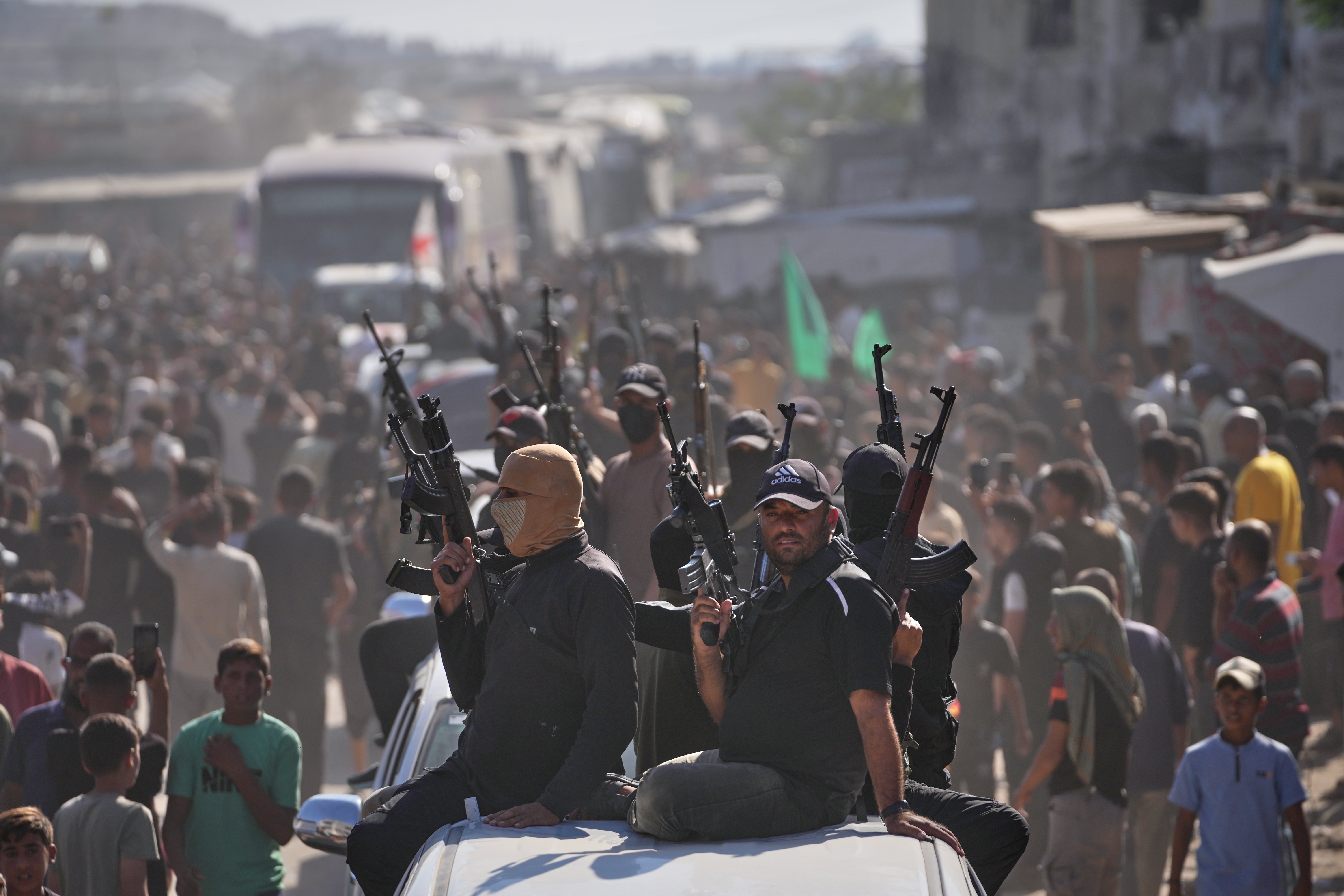 Hamas gunmen escort buses carrying freed Palestinian prisoners on Monday