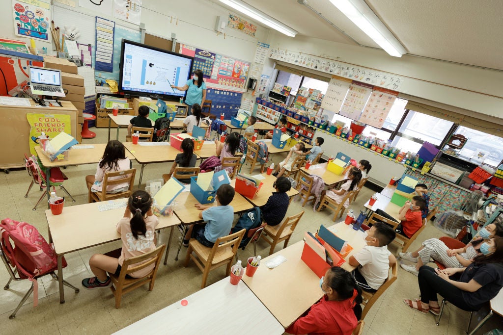 Educators across the country are banning the term “67,” a nonsensical expression often blurted out, especially when “six” and “ seven ” are mentioned together, with one person saying “six” and others responding “seven.” It also comes with an accompanying “juggling” hand gesture