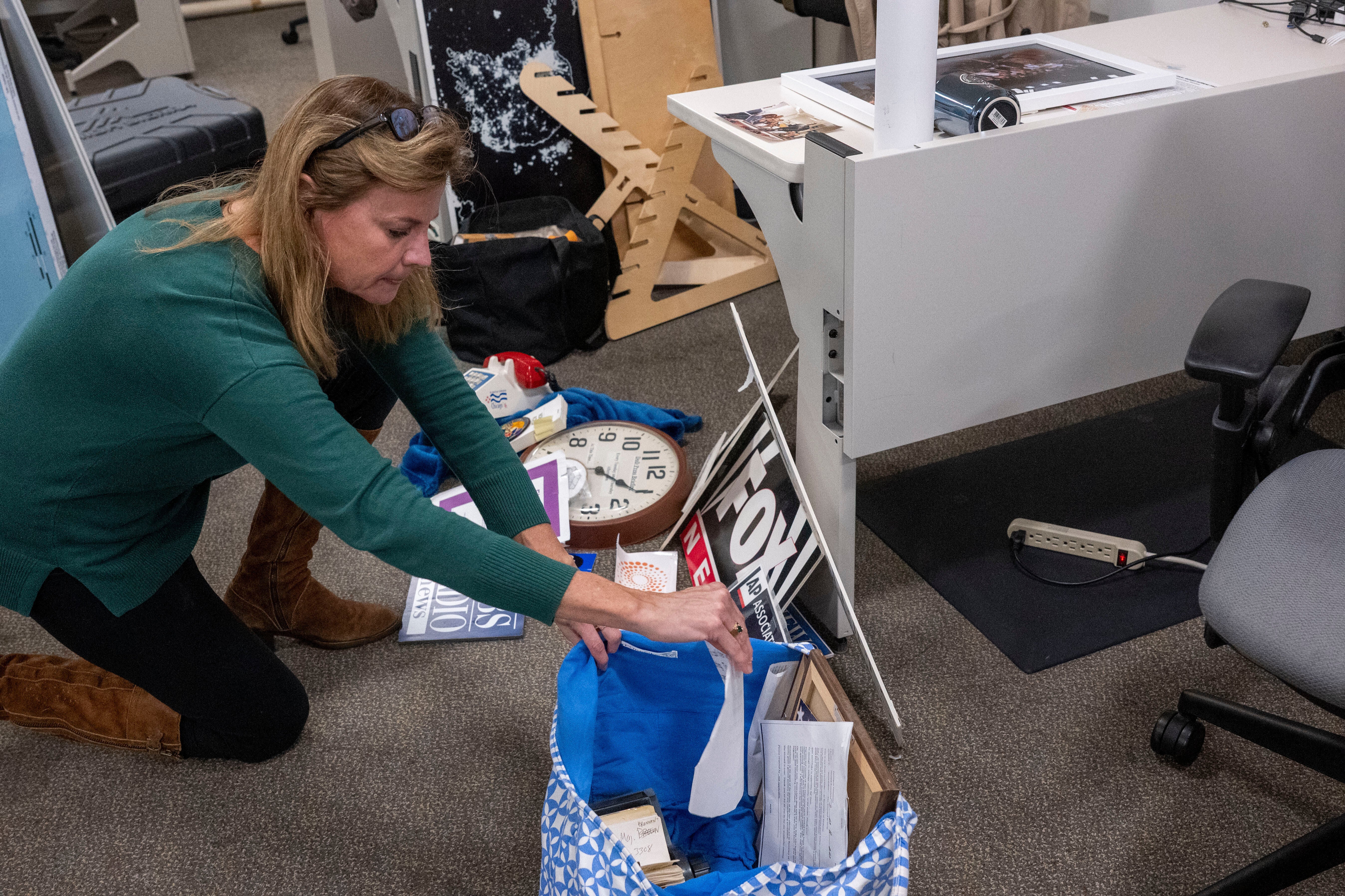 A Pentagon reporter packs up her belongings after the vast majority of media organizations refused to sign the department’s new press rules, resulting in the press corps handing in their credentials and walking out.