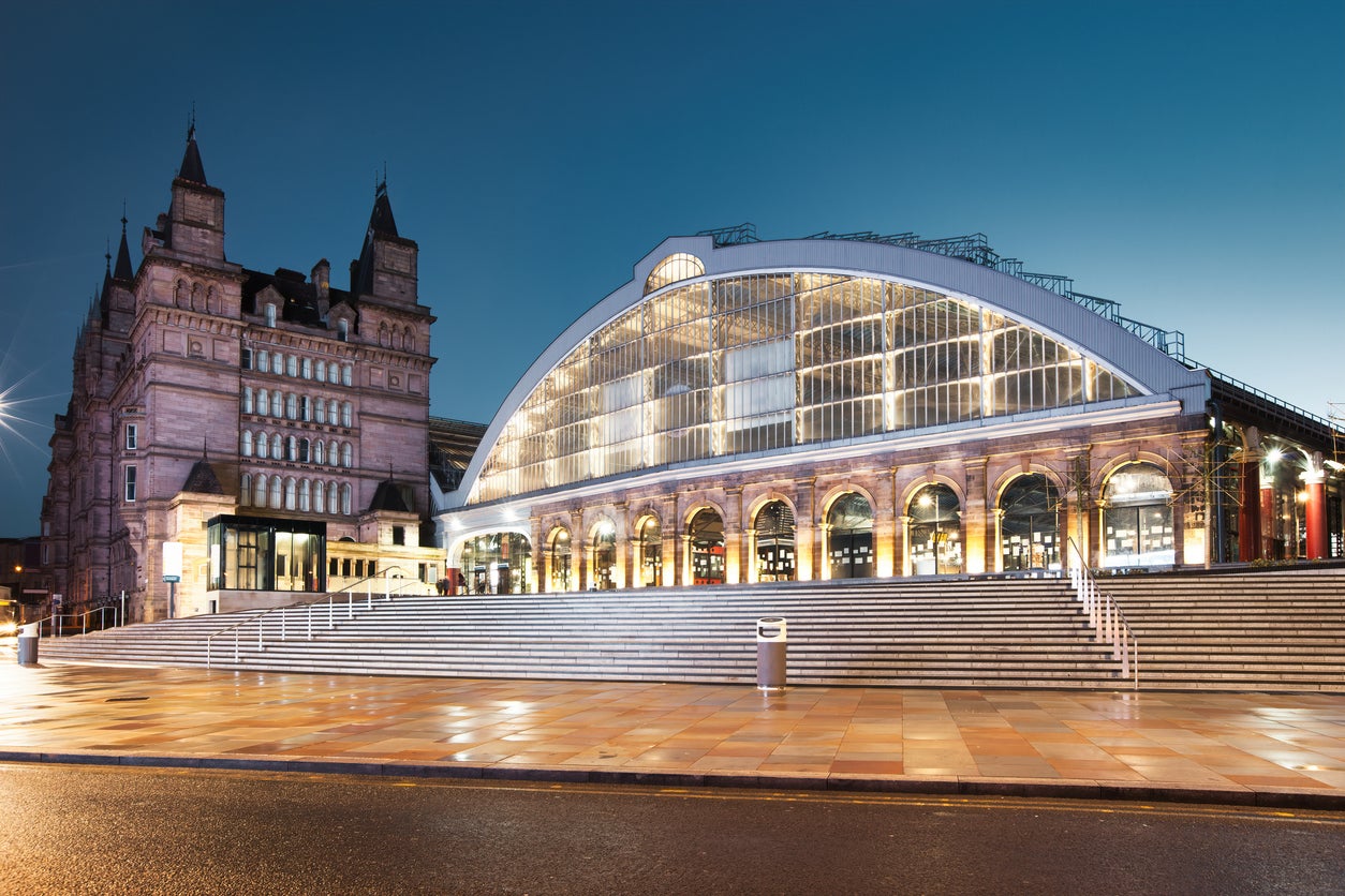 Trains between Liverpool Lime Street and Manchester have been affected by a points failure Wednesday morning