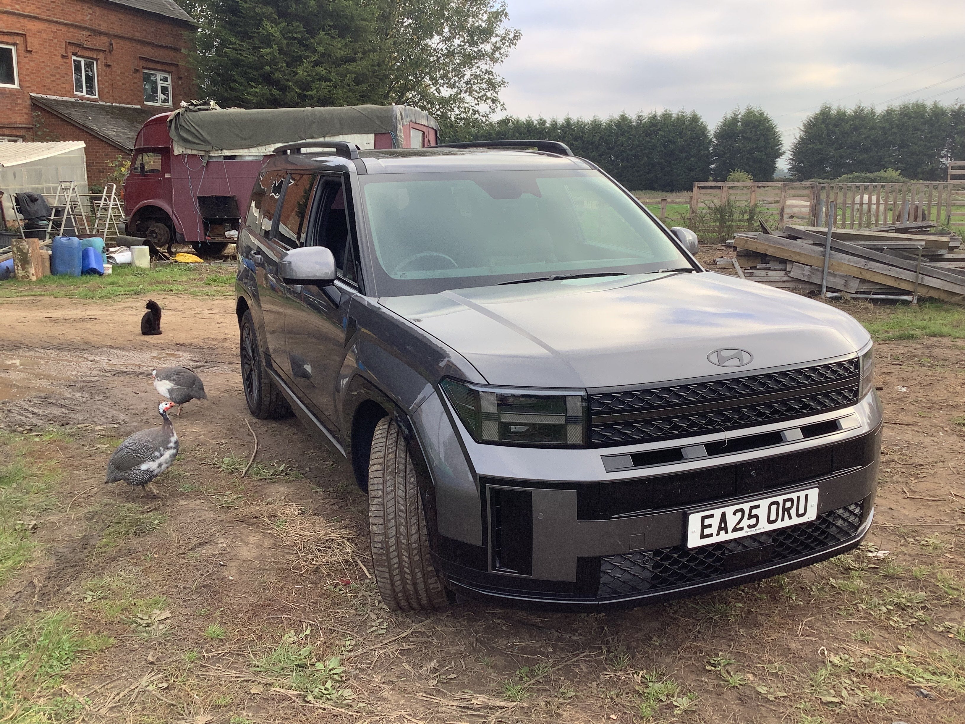 <p>Hyundai Santa Fe’s strong, bold front is reminiscent of a Range Rover,<a href="https://indy-web-prod.brightsites.co.uk/cars/electric-vehicles/chinese-gwm-tanks-4x4-evs-uk-b2846036.html"></a> while the boxy rear end looks a bit like a classic Volvo<a href="https://indy-web-prod.brightsites.co.uk/life-style/motoring/volvo-xc60-hybrid-suv-2025-b2820866.html"> </a>estate</p>