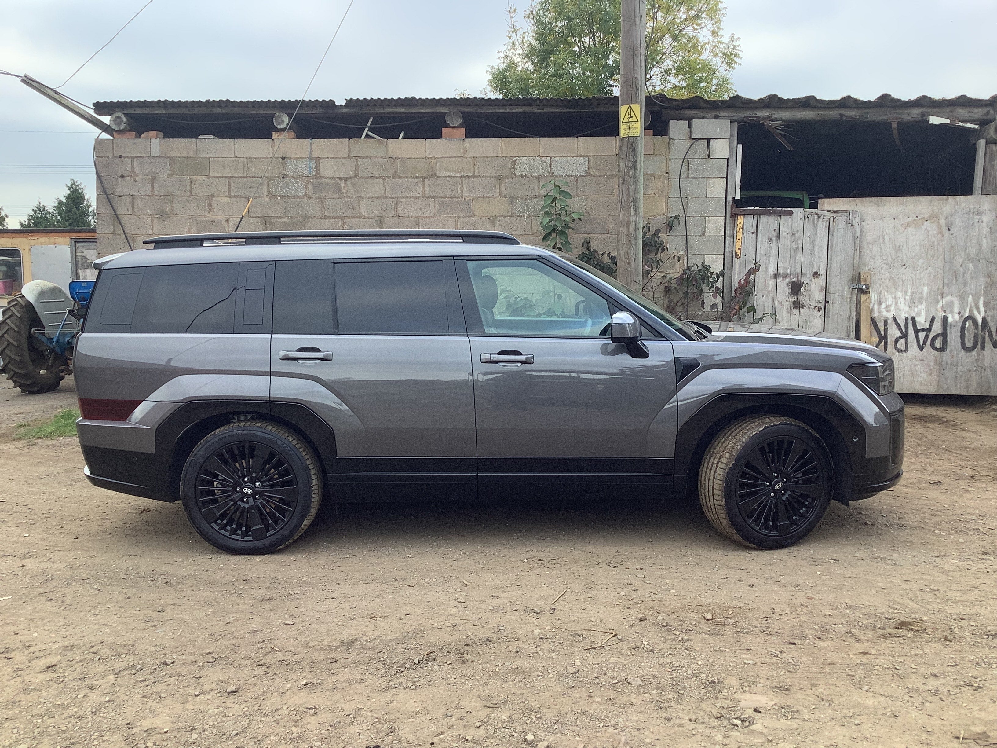 From the sides, the Hyundai Santa Fe has quite a bit of the new Land Rover Defender about it
