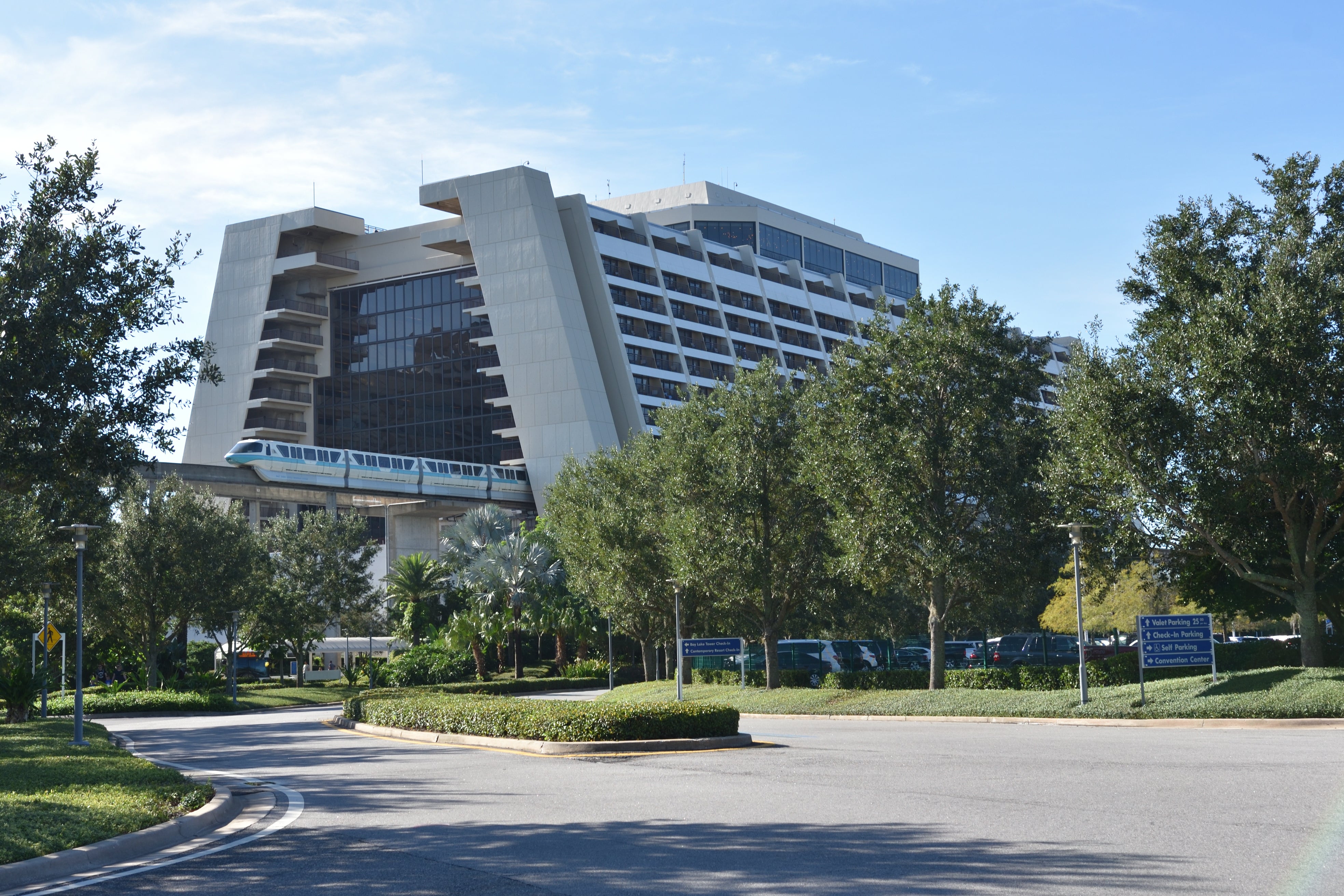 Las autoridades están investigando un accidente fatal el jueves en Disney's Contemporary Resort en las afueras de Orlando, Florida. Esta es la tercera muerte en una propiedad de Disney cerca de Disney World en las últimas dos semanas.
