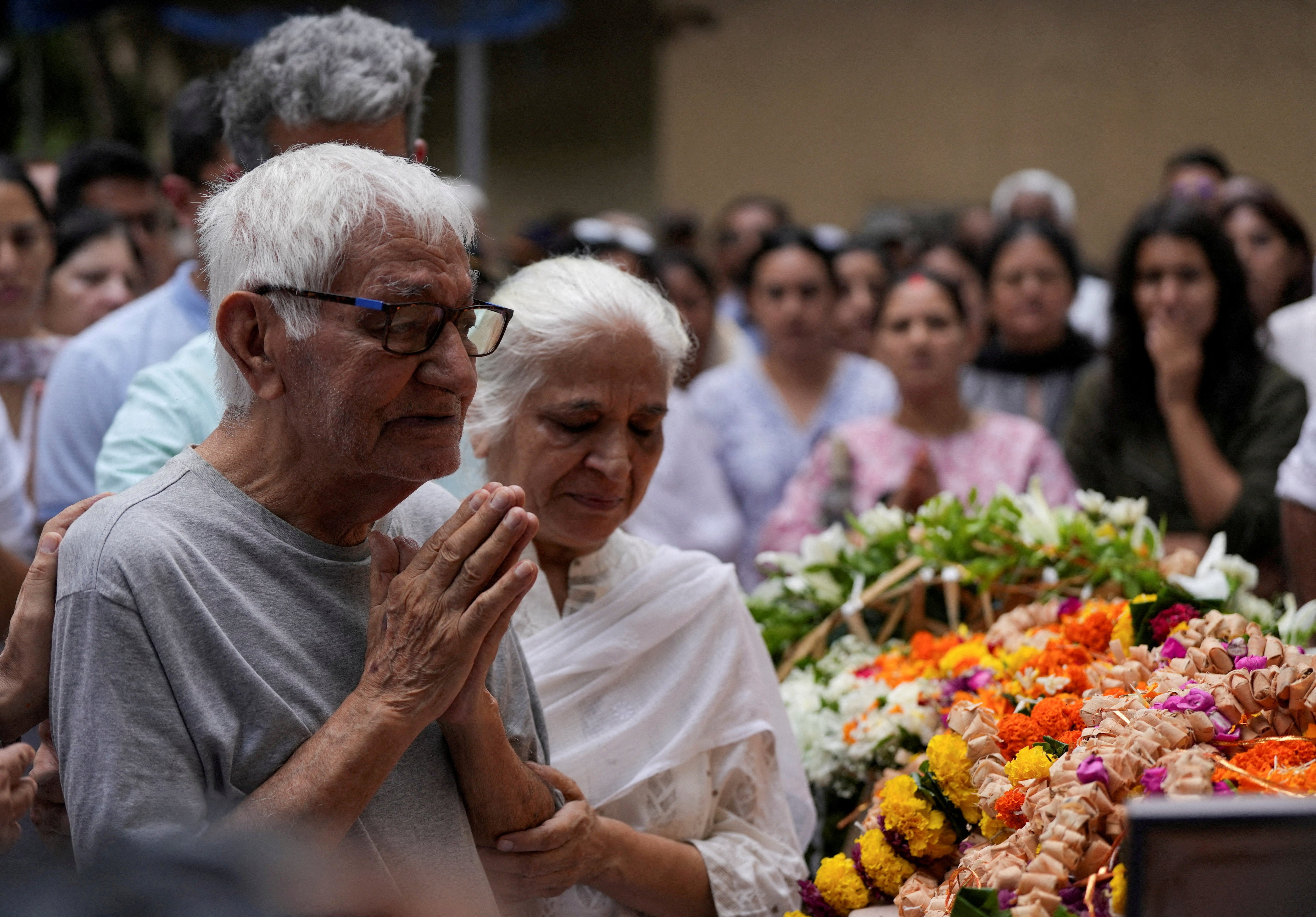 <p>Father of Sumeet Sabharwal, pilot of the doomed Air India flight, at his funeral</p>