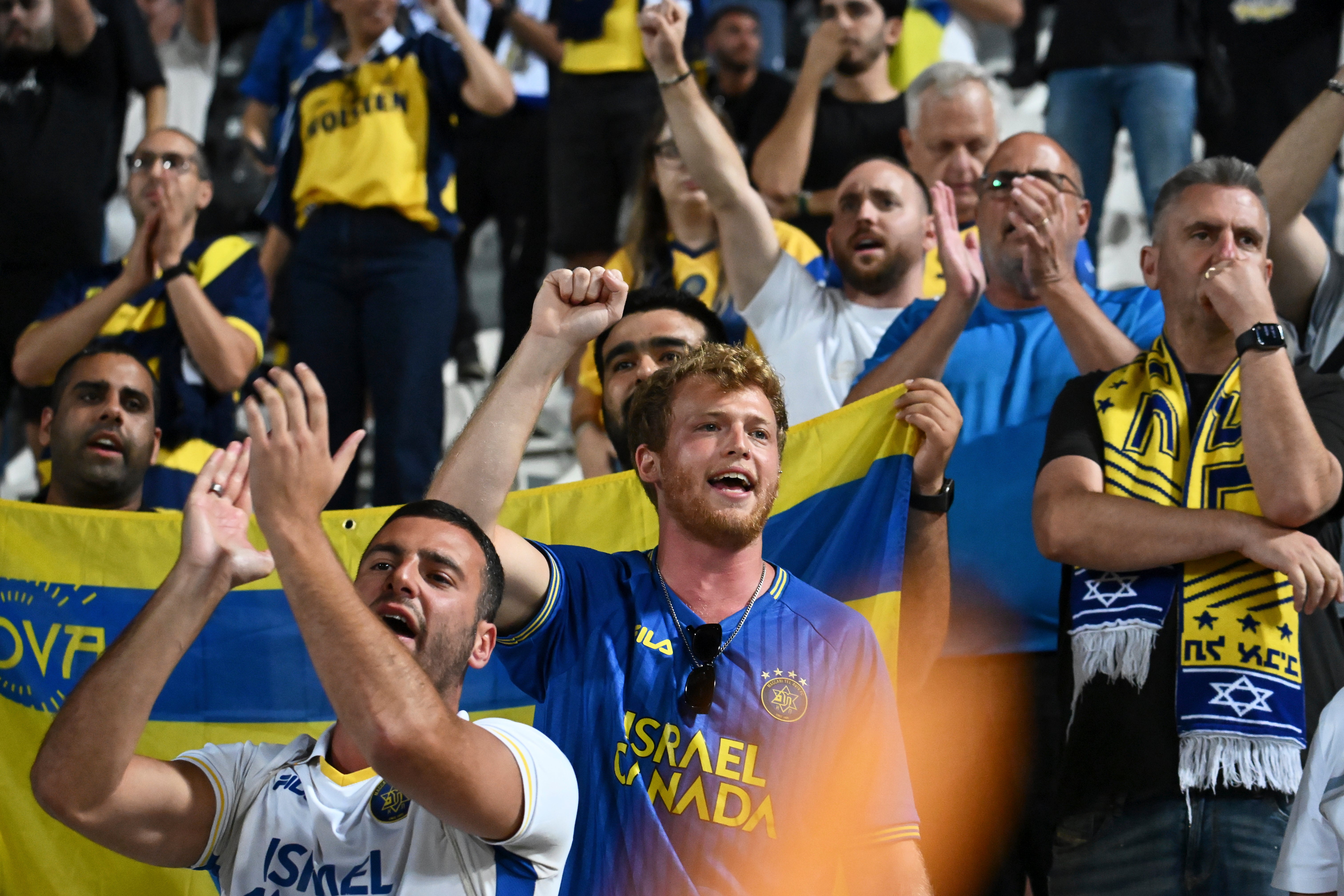 Rozhodnutí zakázat fanouškům Maccabi Tel Aviv jejich zápas s Aston Villou se setkalo s pobouřením židovských komunit.