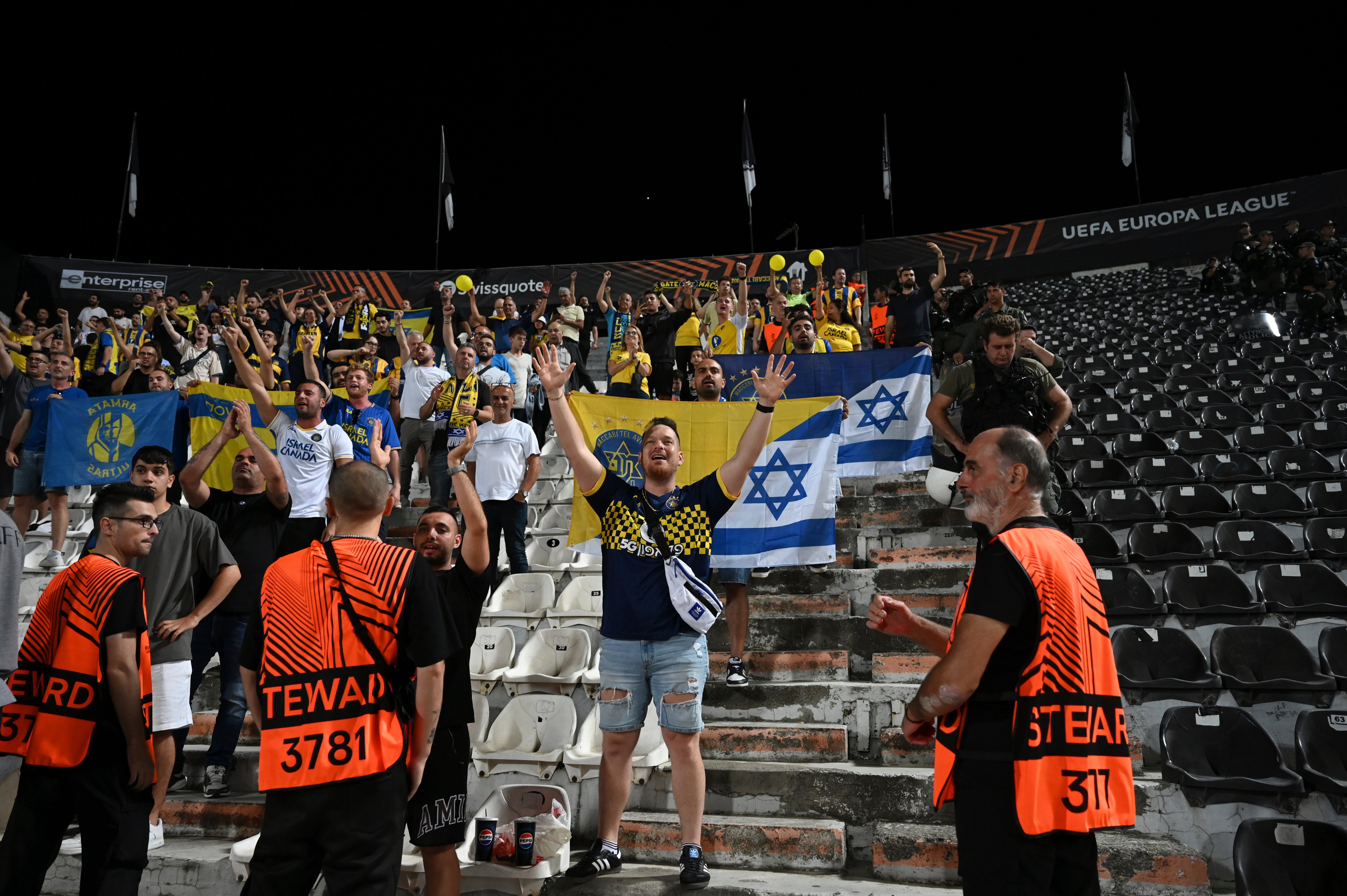 Fanoušci Maccabi na konci zápasu Evropské ligy proti PAOK v řecké Soluni v září
