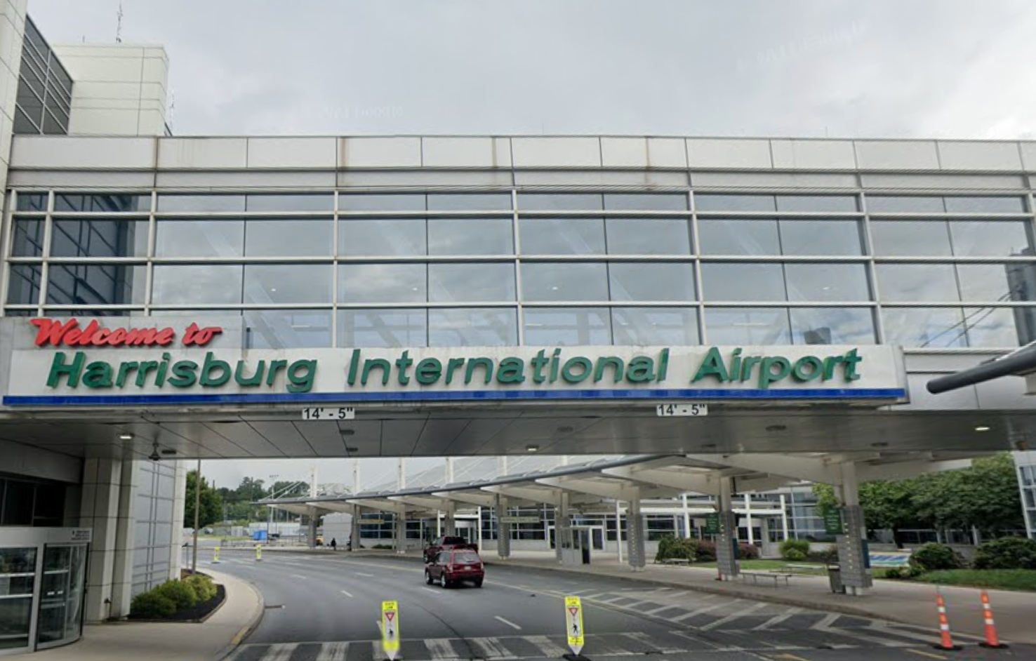 Os sistemas Tannoy no Aeroporto Internacional de Harrisburg foram hackeados para que pudessem transmitir mensagens anti-Trump e anti-Israel.