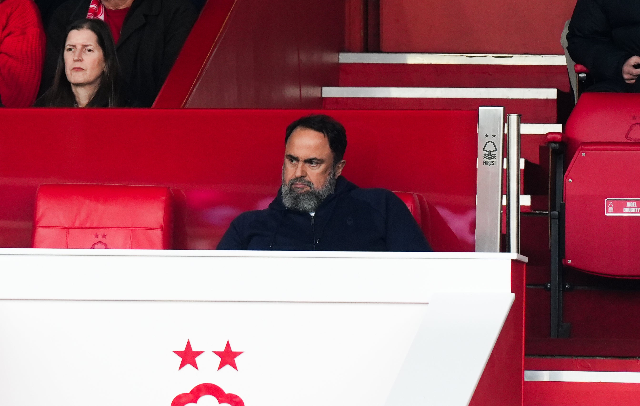 Majitel Nottingham Forest Evangelos Marinakis opustil své místo po pouhých 66 minutách porážky s Chelsea