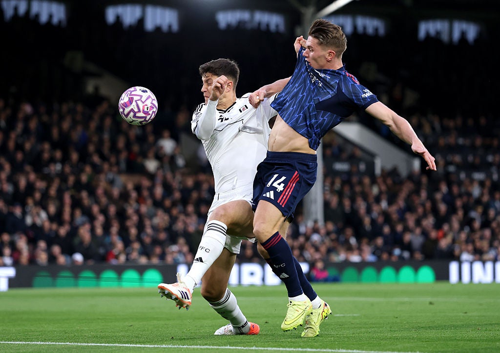 Viktor Gyokeres (vpravo) je dobrý v tom, že dělá obráncům na obtíž, říká Theo Walcott