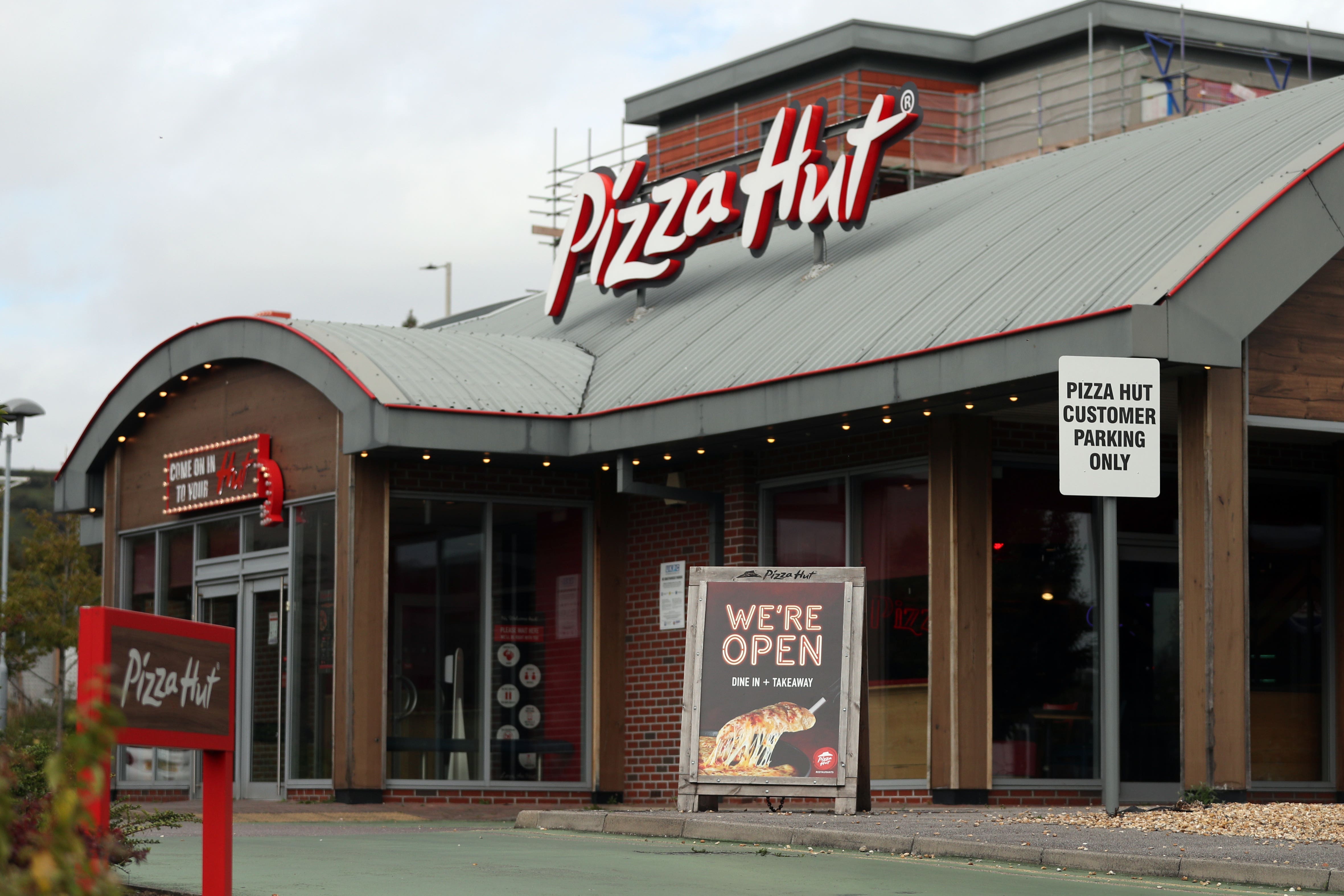 Pizza Hut is to shut 68 restaurants after the company behind its UK restaurants fell into administration
