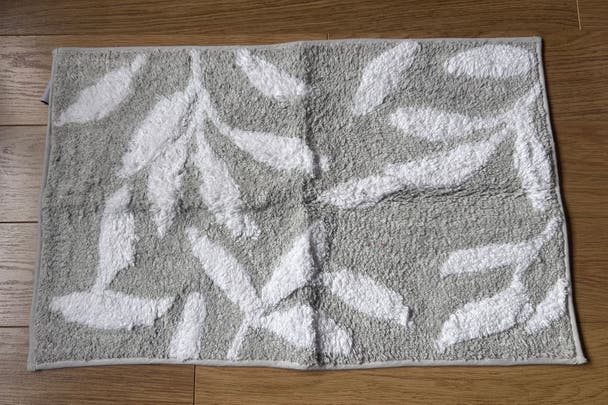best bath mat indybest review Dreams and Drapes Sandringham leaf bath mat
