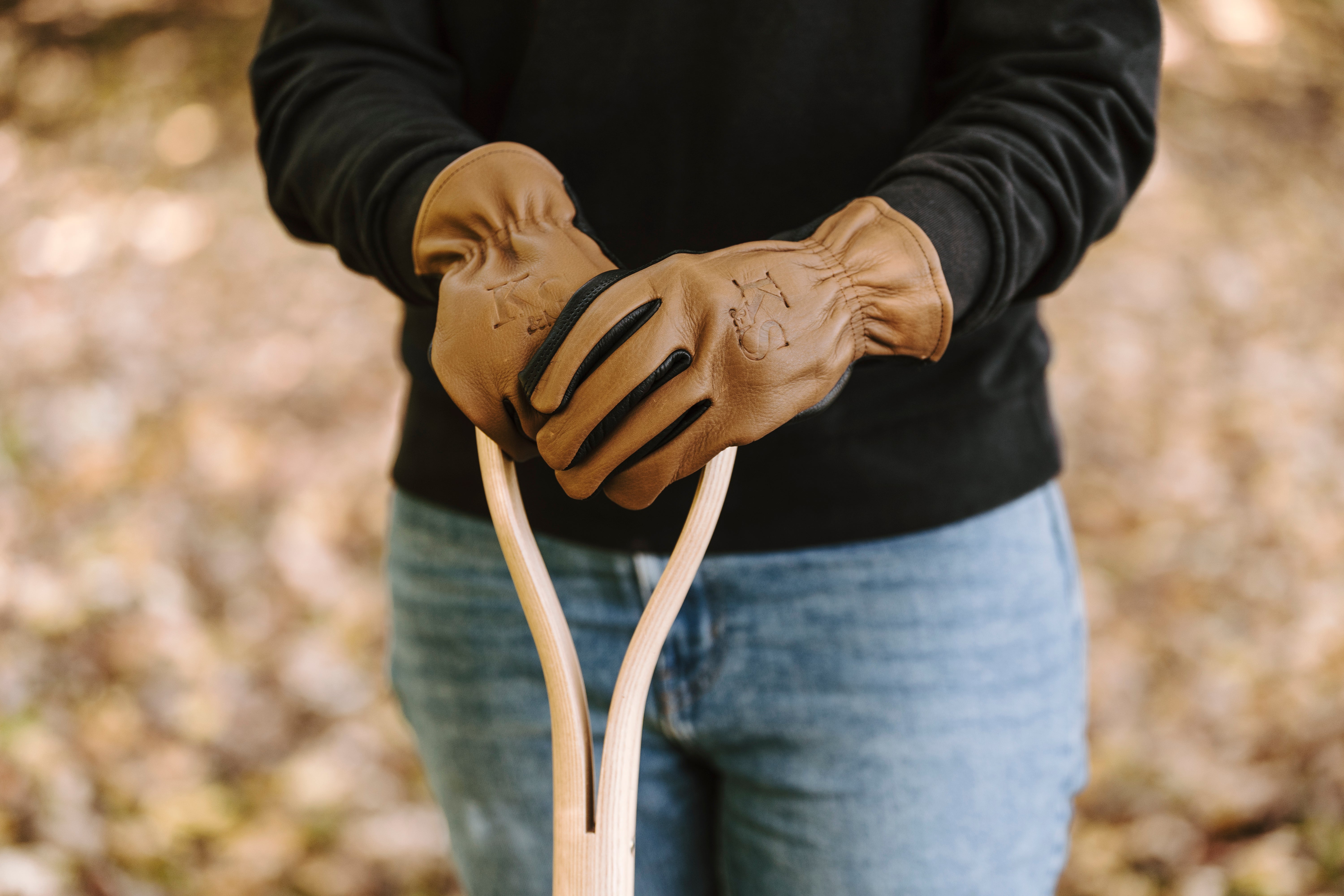 These leather gloves are both practical and stylish