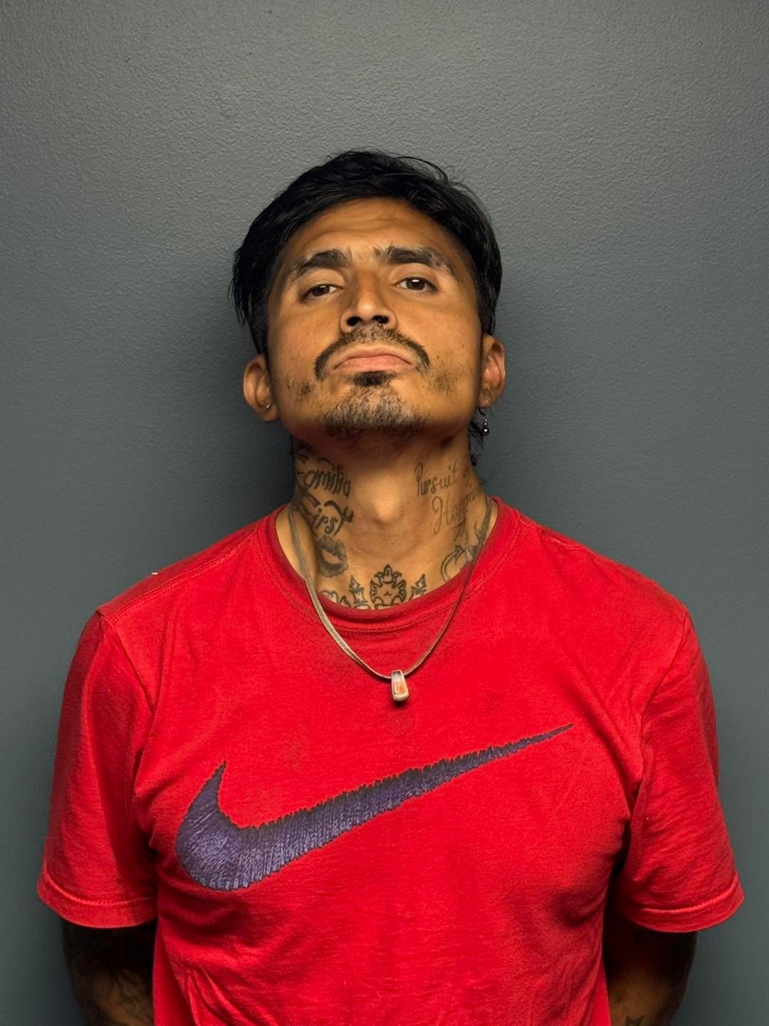 Juan Anguano, na foto, e outro suspeito foram presos e acusados de roubar mais de 300 libras de salsicha e carne de hambúrguer, disse a polícia de Ohio