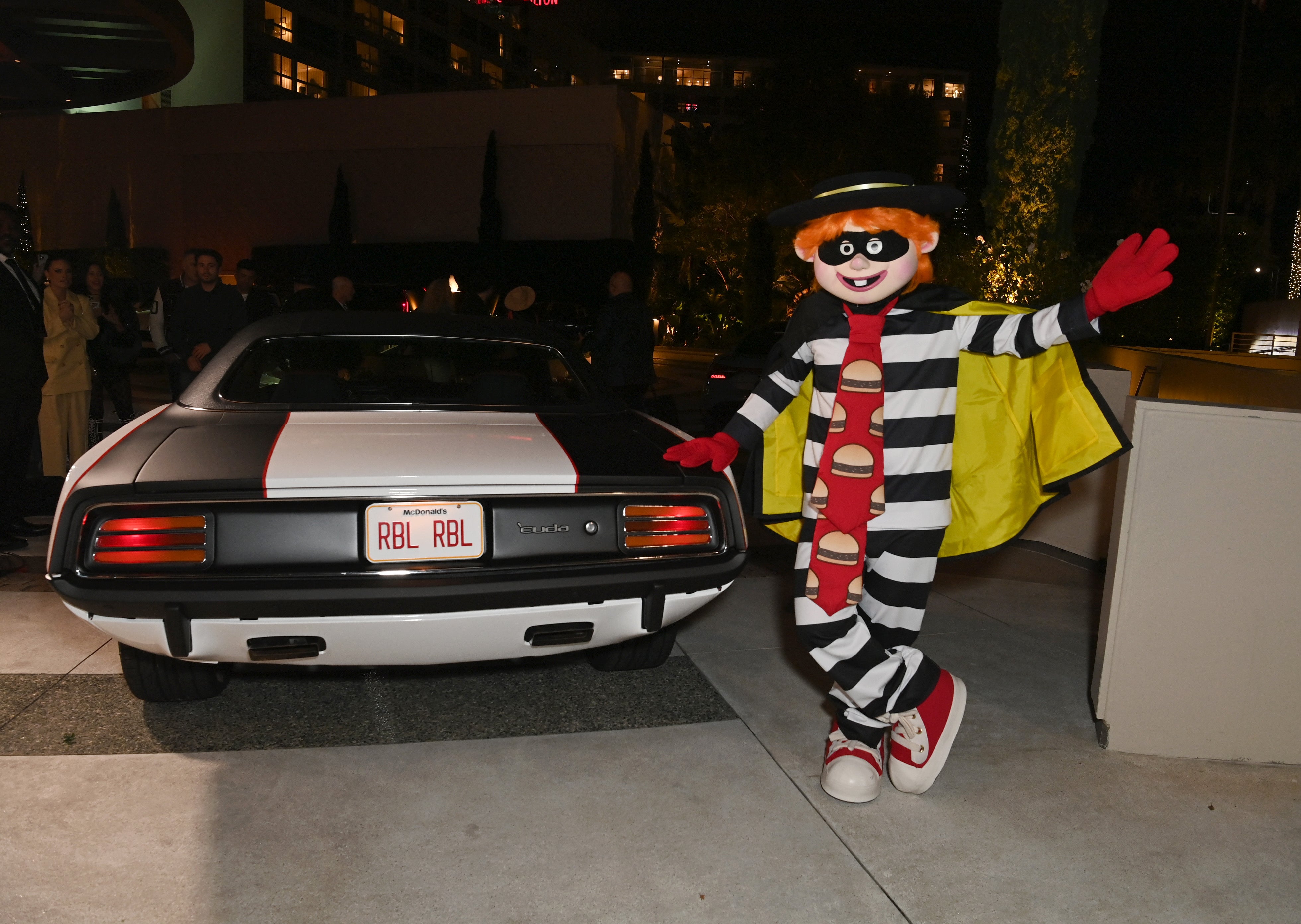 A polícia comparou os dois suspeitos ao personagem fictício do McDonald's, Hamburgler, que tenta e não consegue roubar hambúrgueres de fast food.
