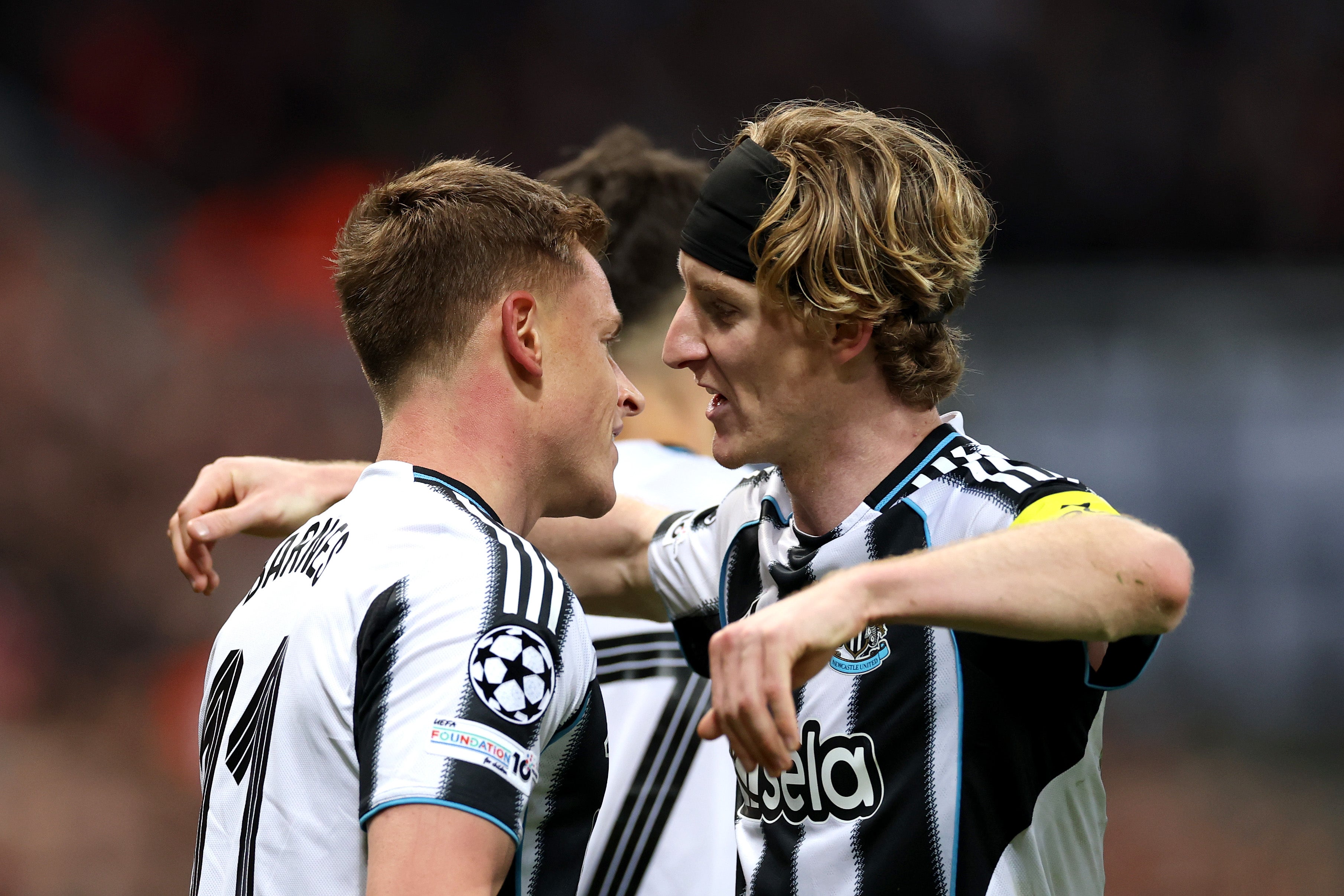 Harvey Barnes a Gordon způsobili škodu v St James' Park