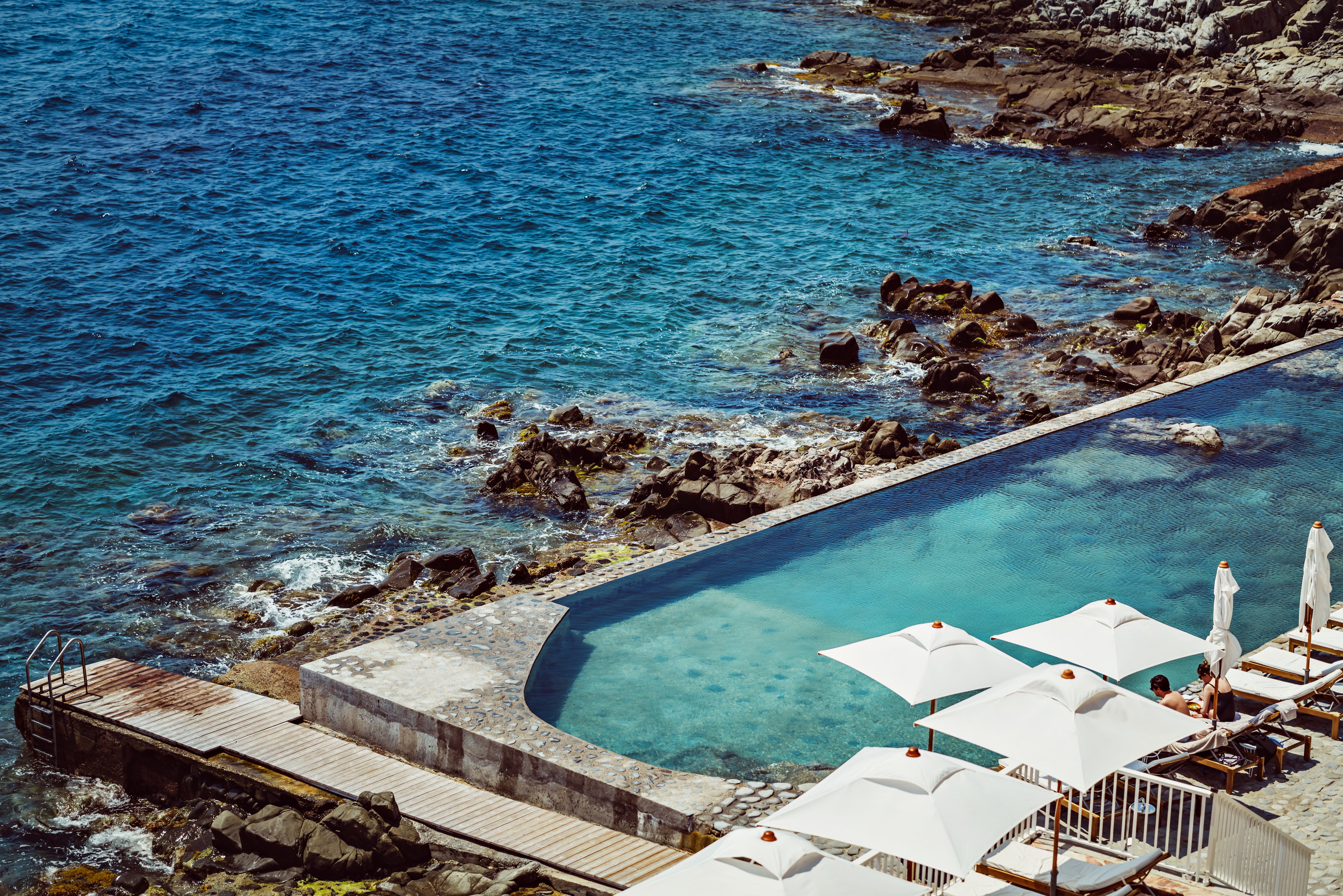 Les Roches Rouges’ saltwater pool dangles near the sea