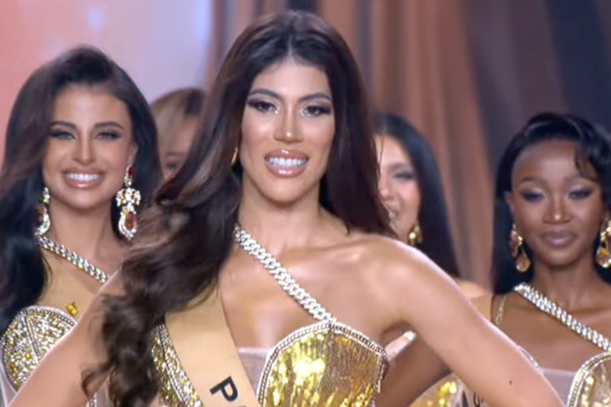 Miss Panama accidentally walked to the front of stage when Miss Paraguay was announced as a finalist