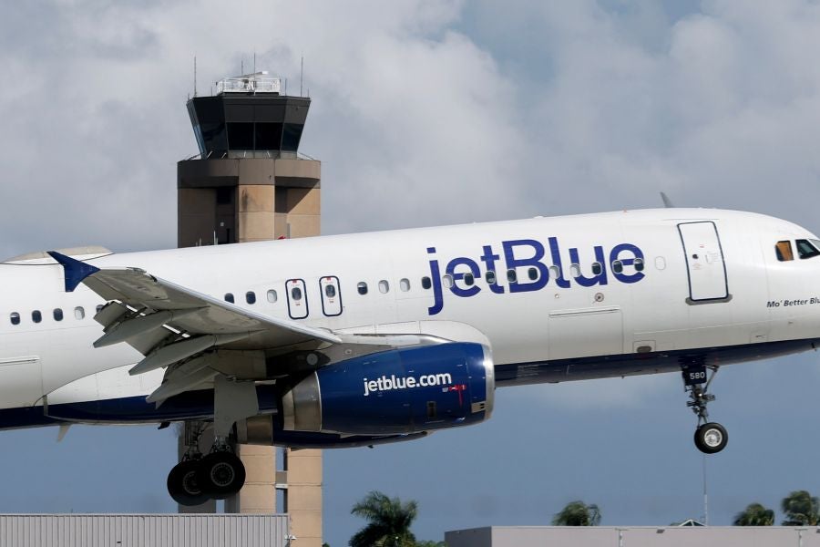 <p>A JetBlue Airbus A320 flight from Cancun to Newark suddenly dropped thousands of feet</p>