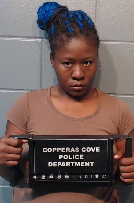 Um menino texano de 12 anos voltou da escola e encontrou sua mãe, Erica Renee Sanders, e seu parceiro voltando para casa, de acordo com registros do governo.